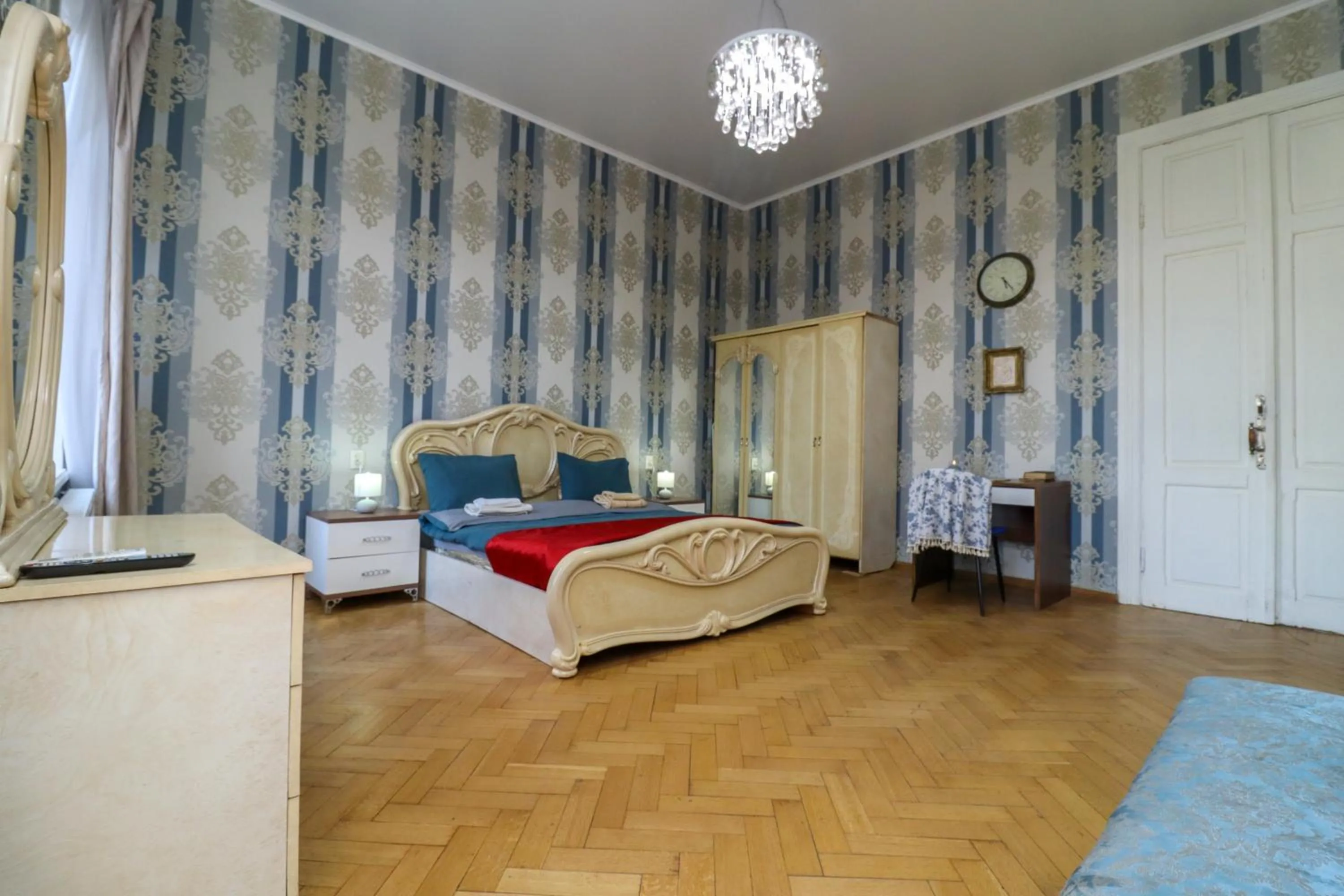 Bedroom, Bed in Leon Rooms