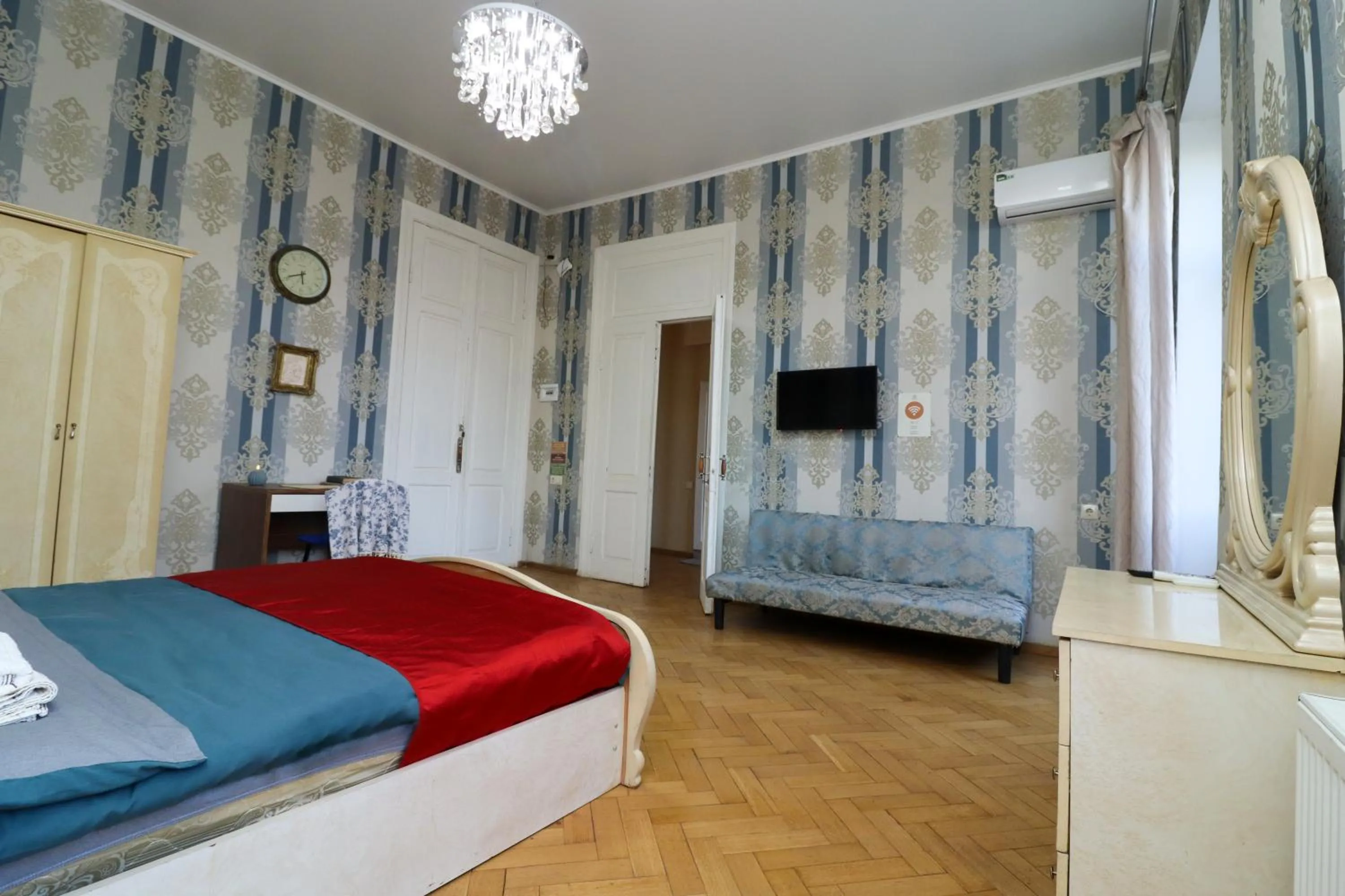 Bedroom, Bed in Leon Rooms