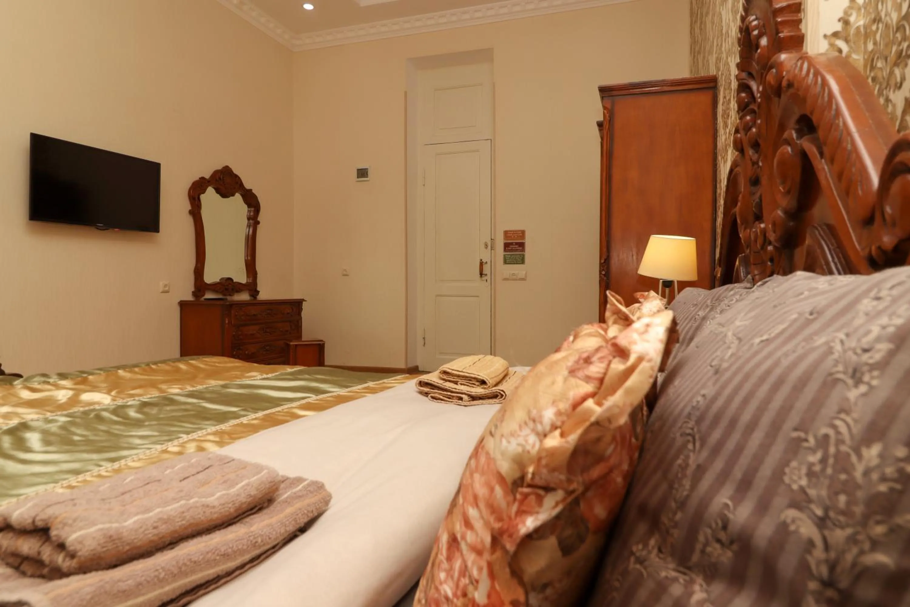 Bedroom, Bed in Leon Rooms