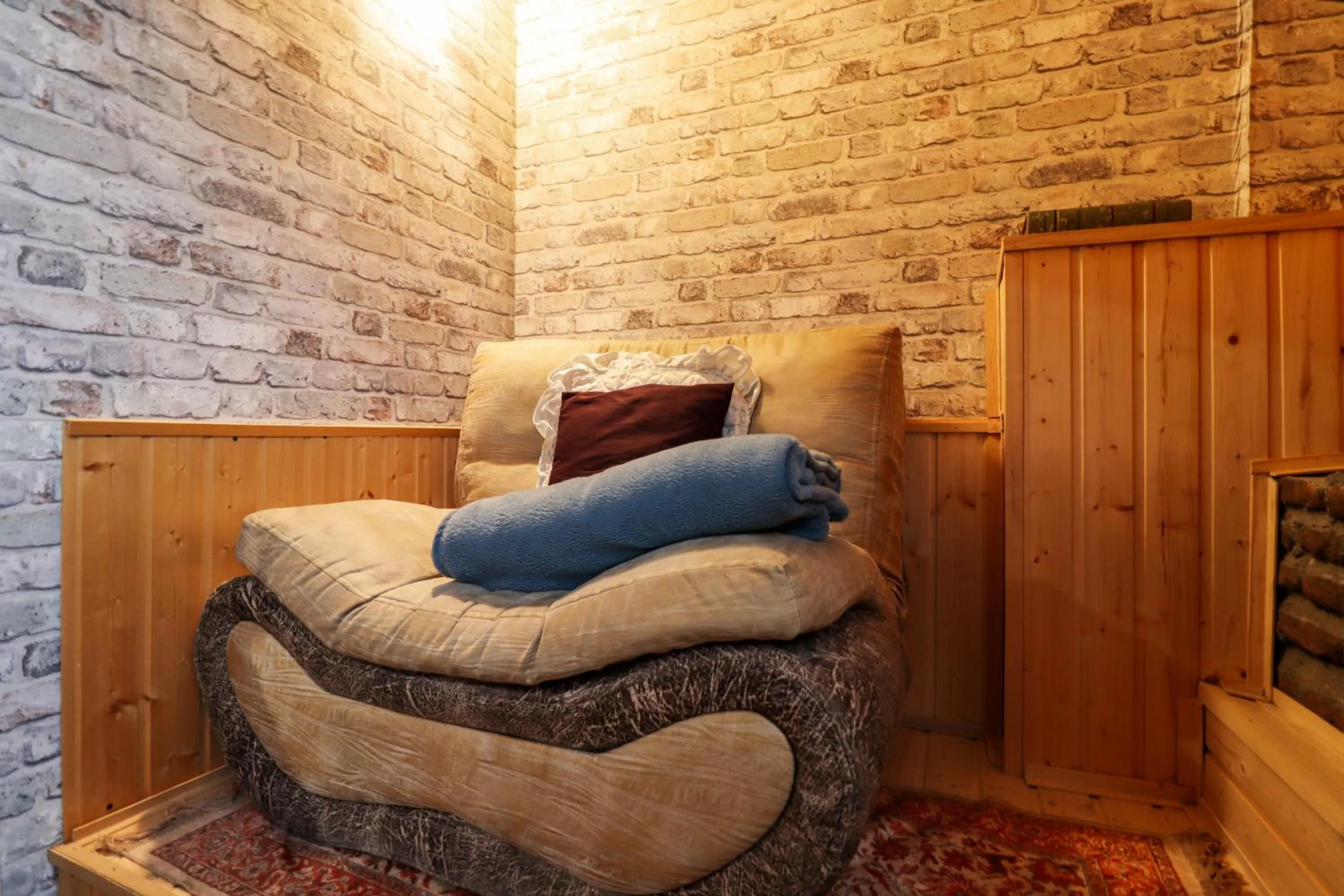 Seating area, Bed in Leon Rooms