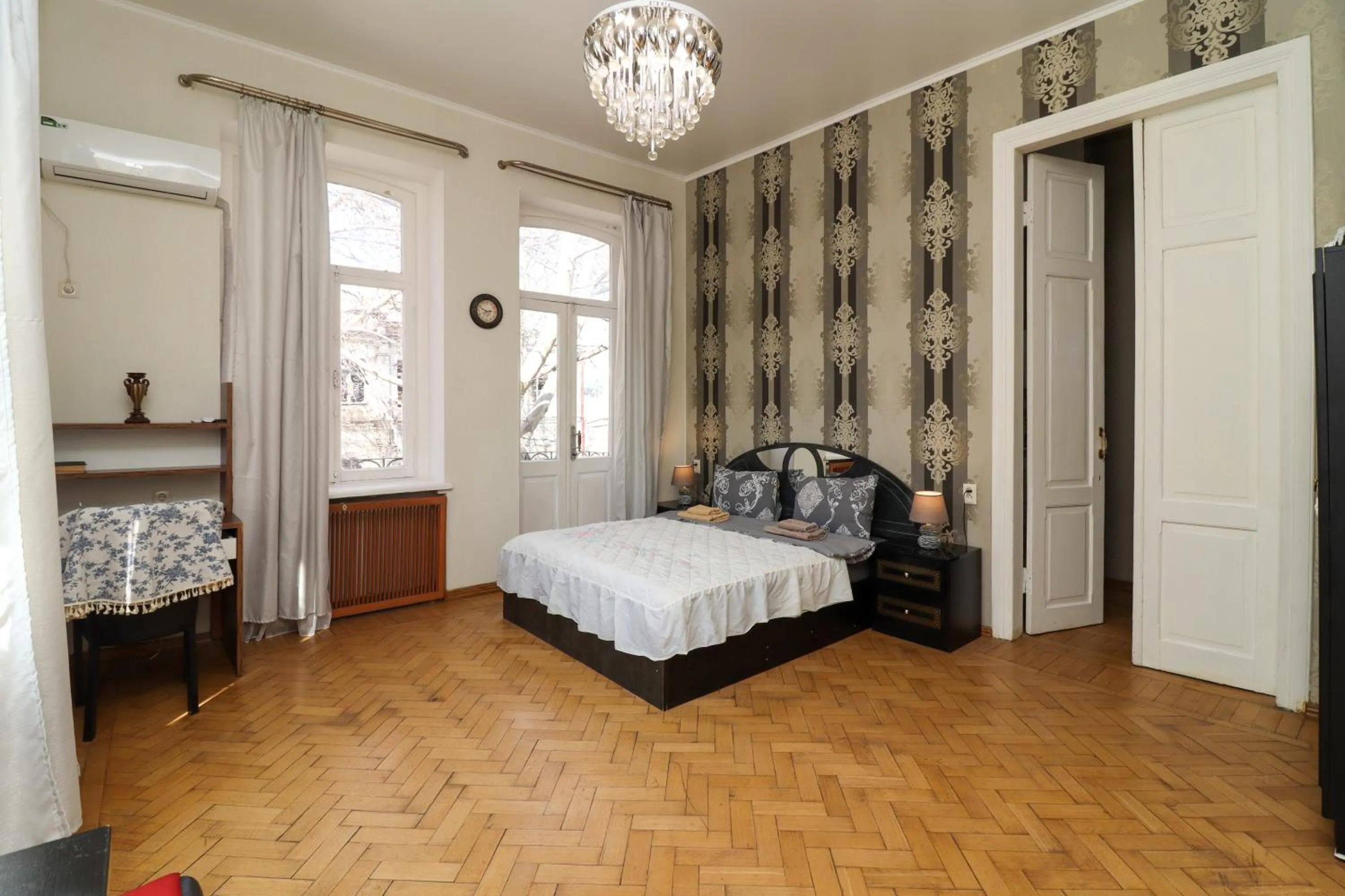 Bedroom, Bed in Leon Rooms