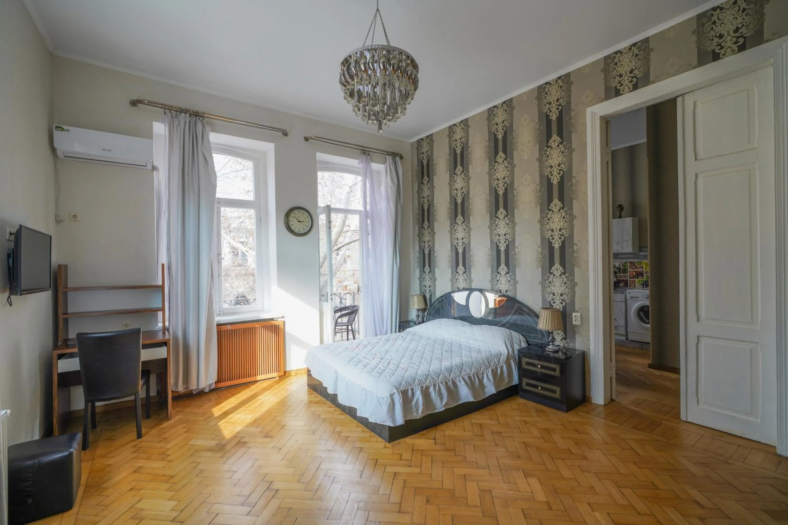 Bedroom, Bed in Leon Rooms
