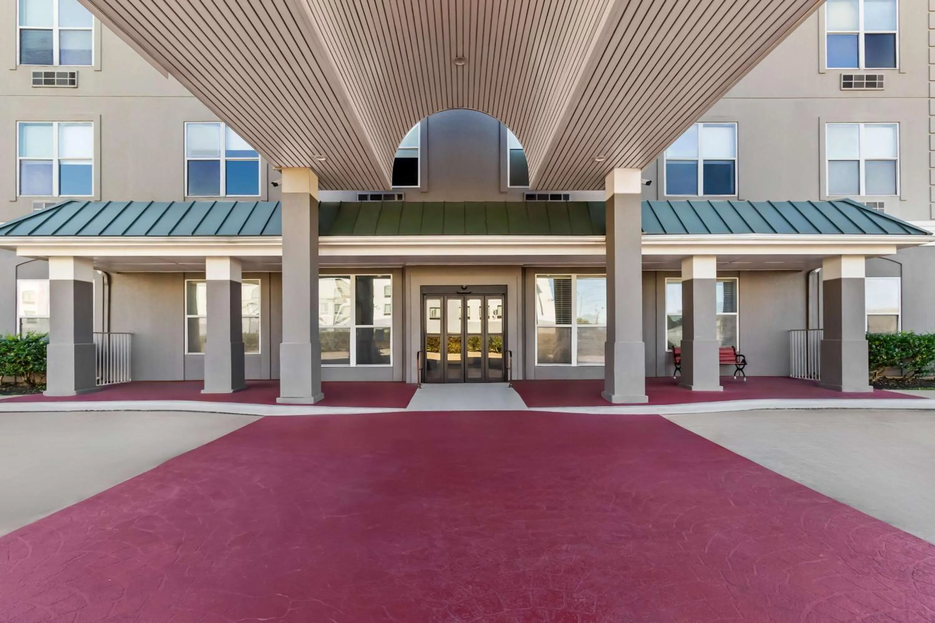 Property building in Sonesta Essential IAH Airport JFK Boulevard - Newly Renovated