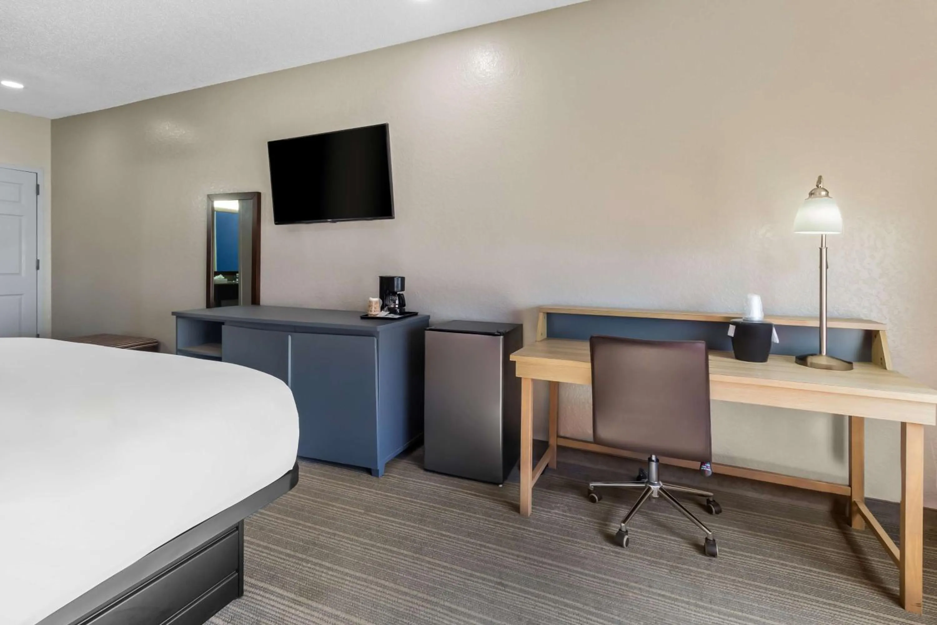 Bedroom, Bed in Sonesta Essential IAH Airport JFK Boulevard - Newly Renovated