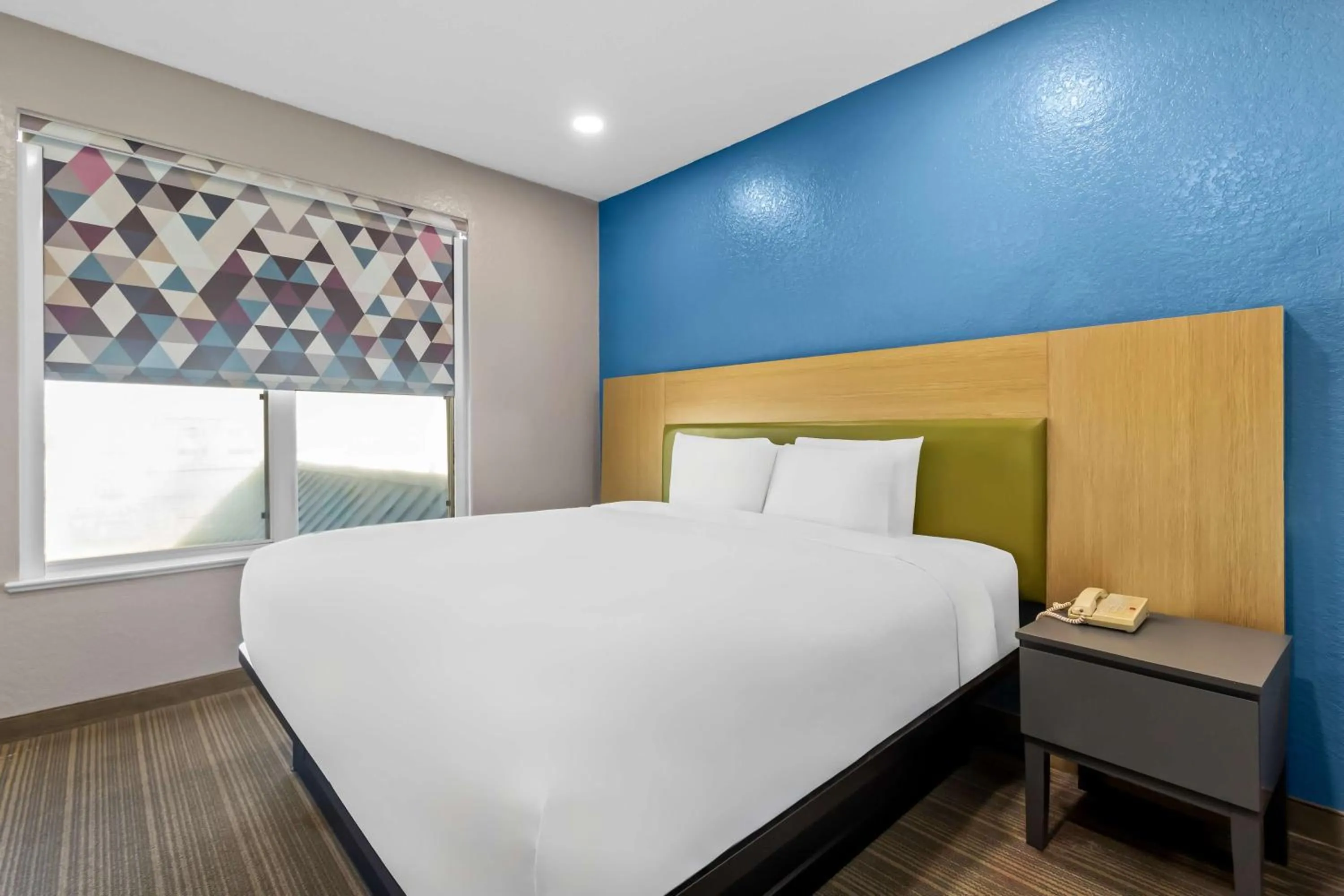 Bedroom, Bed in Sonesta Essential IAH Airport JFK Boulevard - Newly Renovated