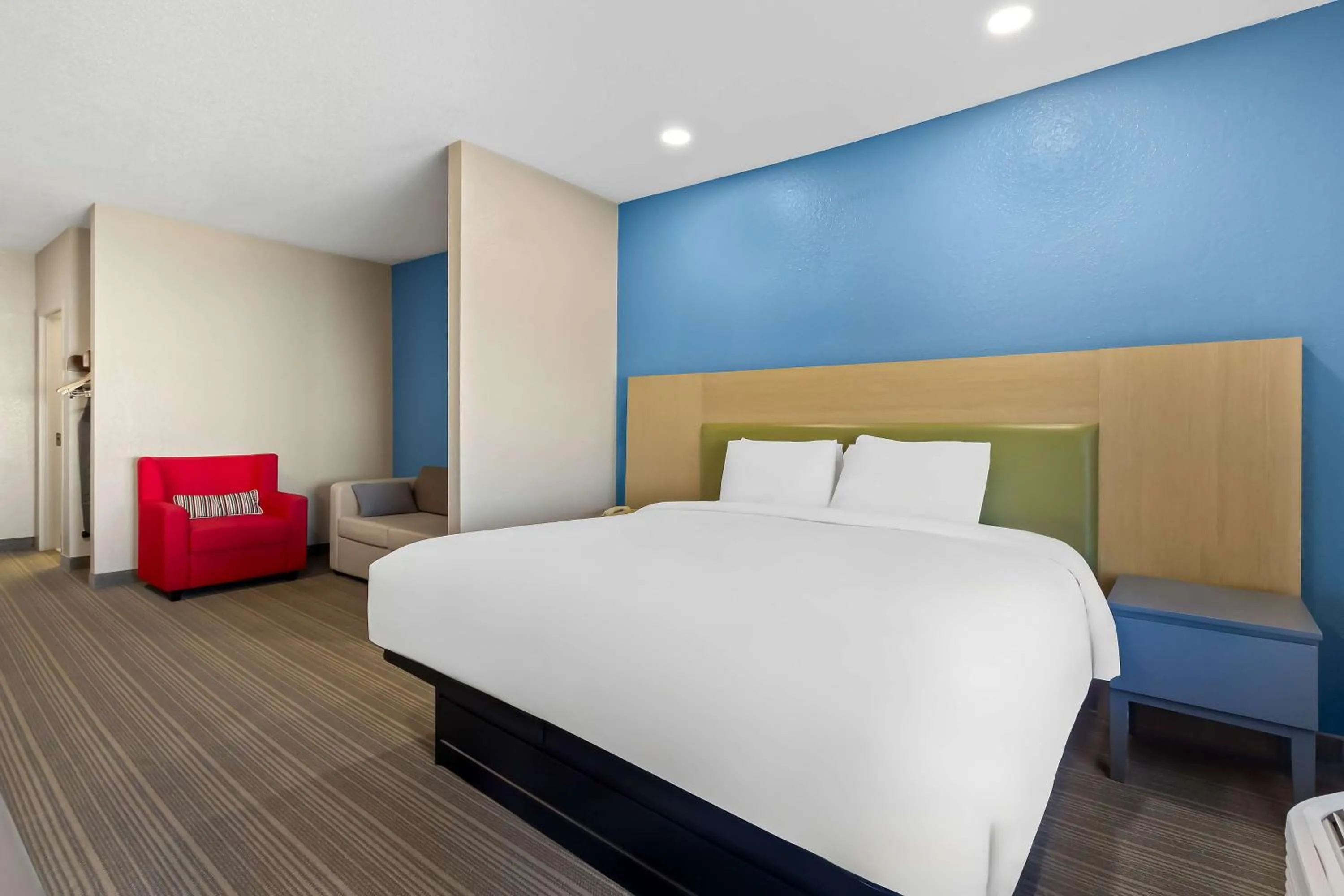 Bedroom, Bed in Sonesta Essential IAH Airport JFK Boulevard - Newly Renovated