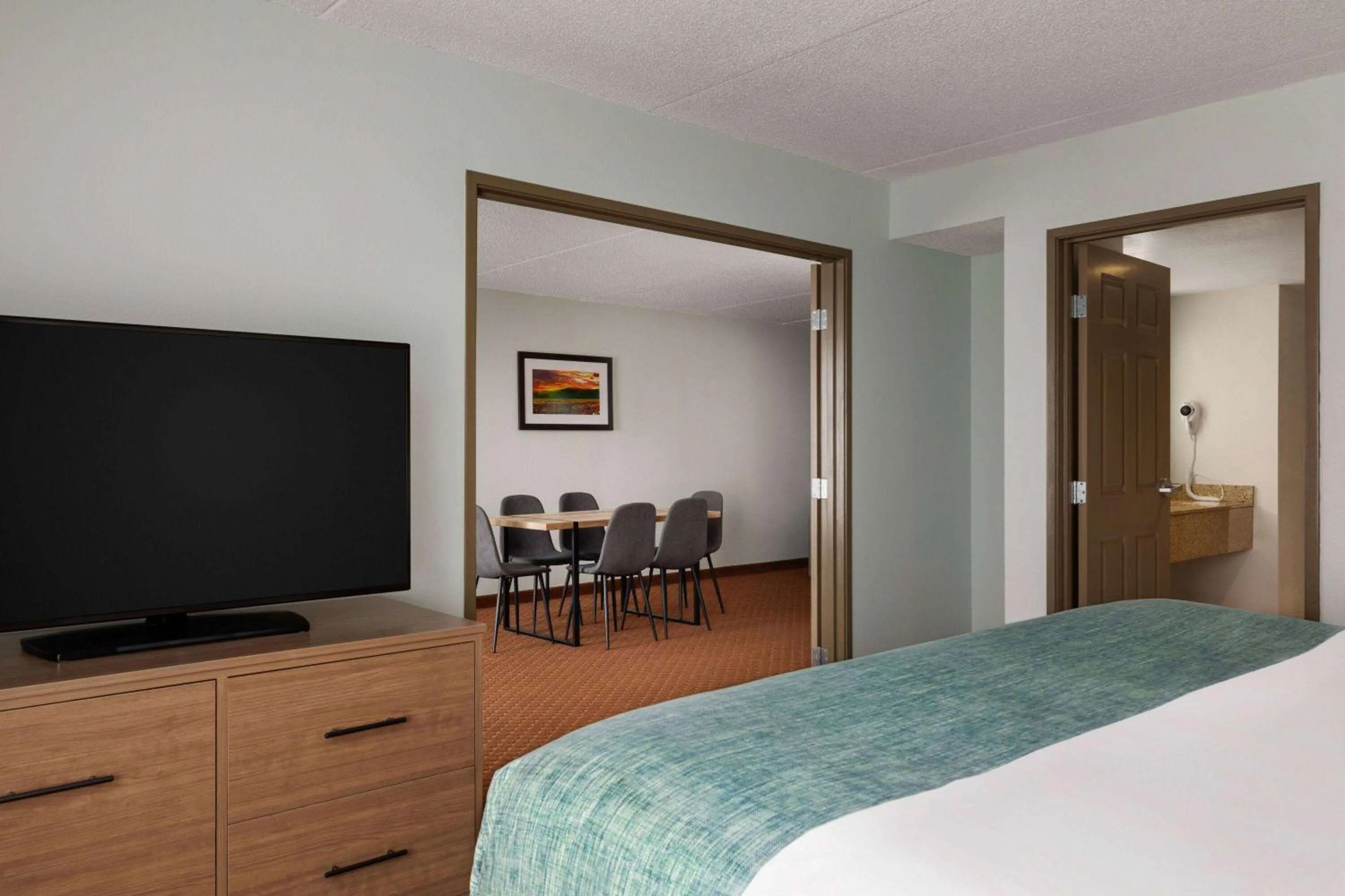 Photo of the whole room, Bed in Wingate by Wyndham Louisville East