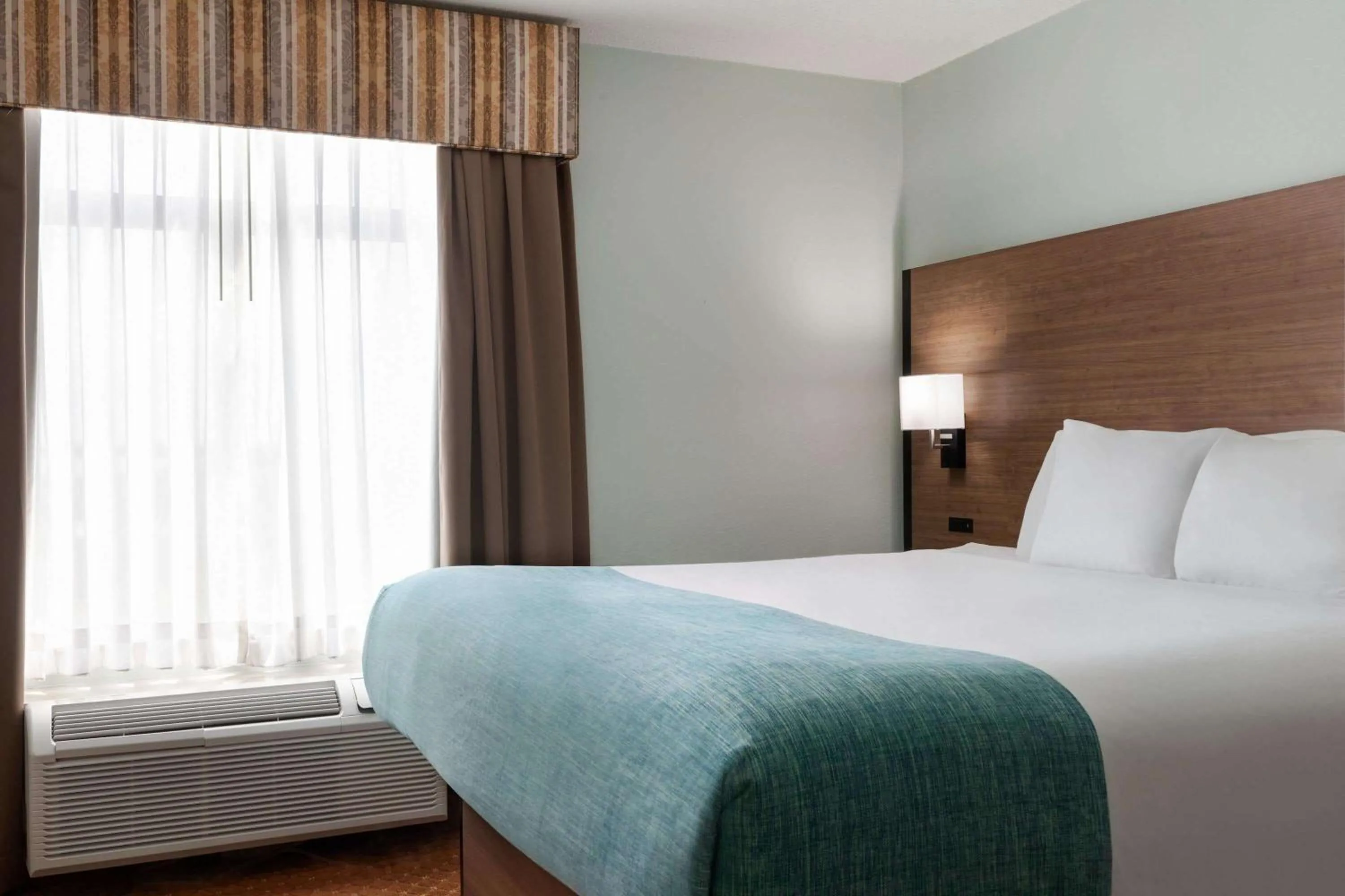 Photo of the whole room, Bed in Wingate by Wyndham Louisville East