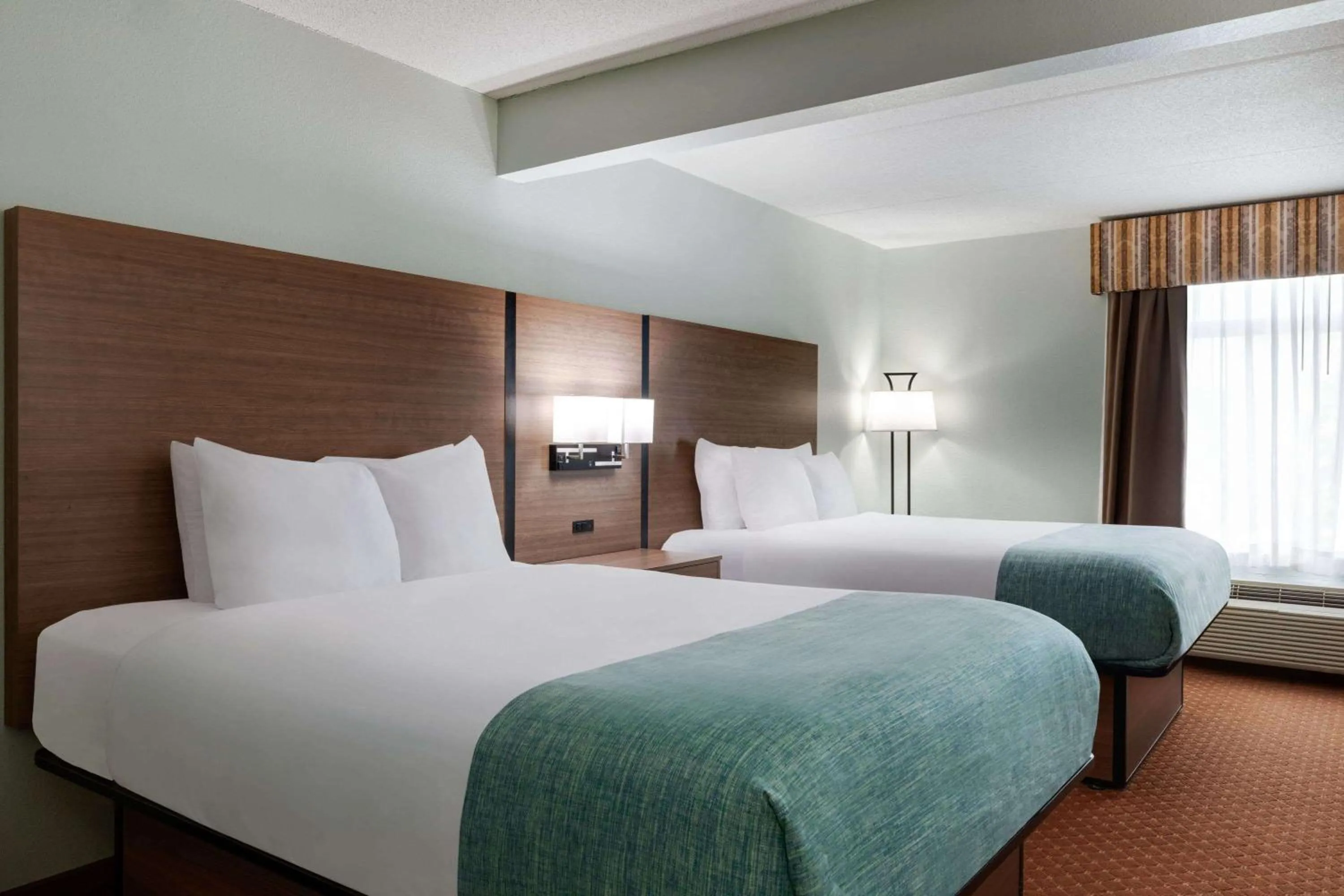 Photo of the whole room, Bed in Wingate by Wyndham Louisville East