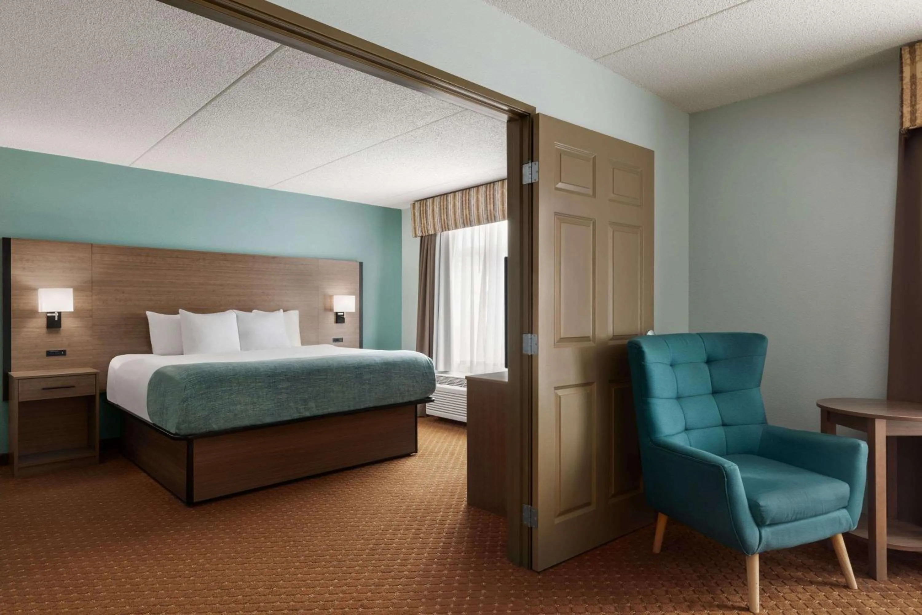 Photo of the whole room, Bed in Wingate by Wyndham Louisville East