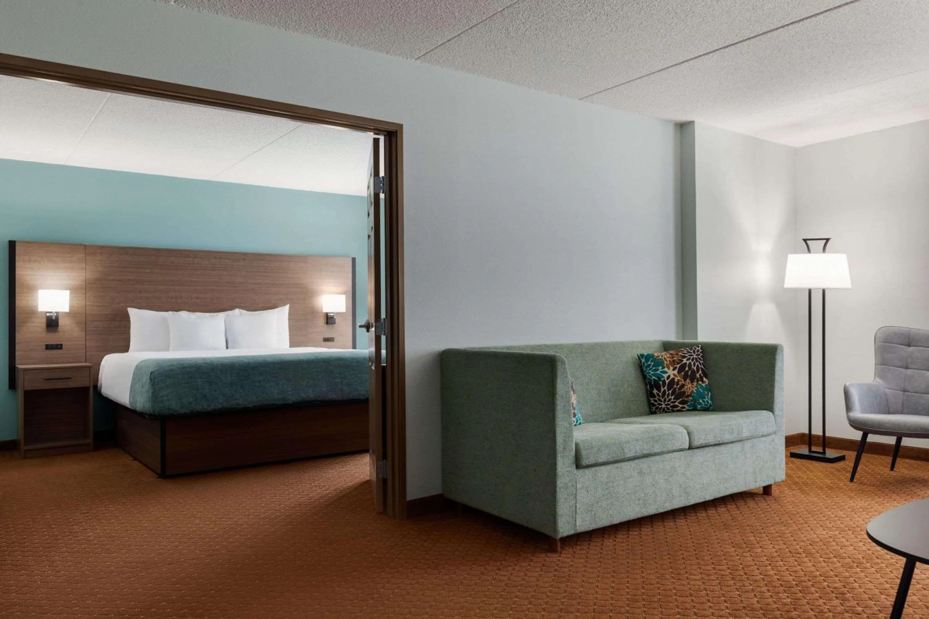 Photo of the whole room, Bed in Wingate by Wyndham Louisville East
