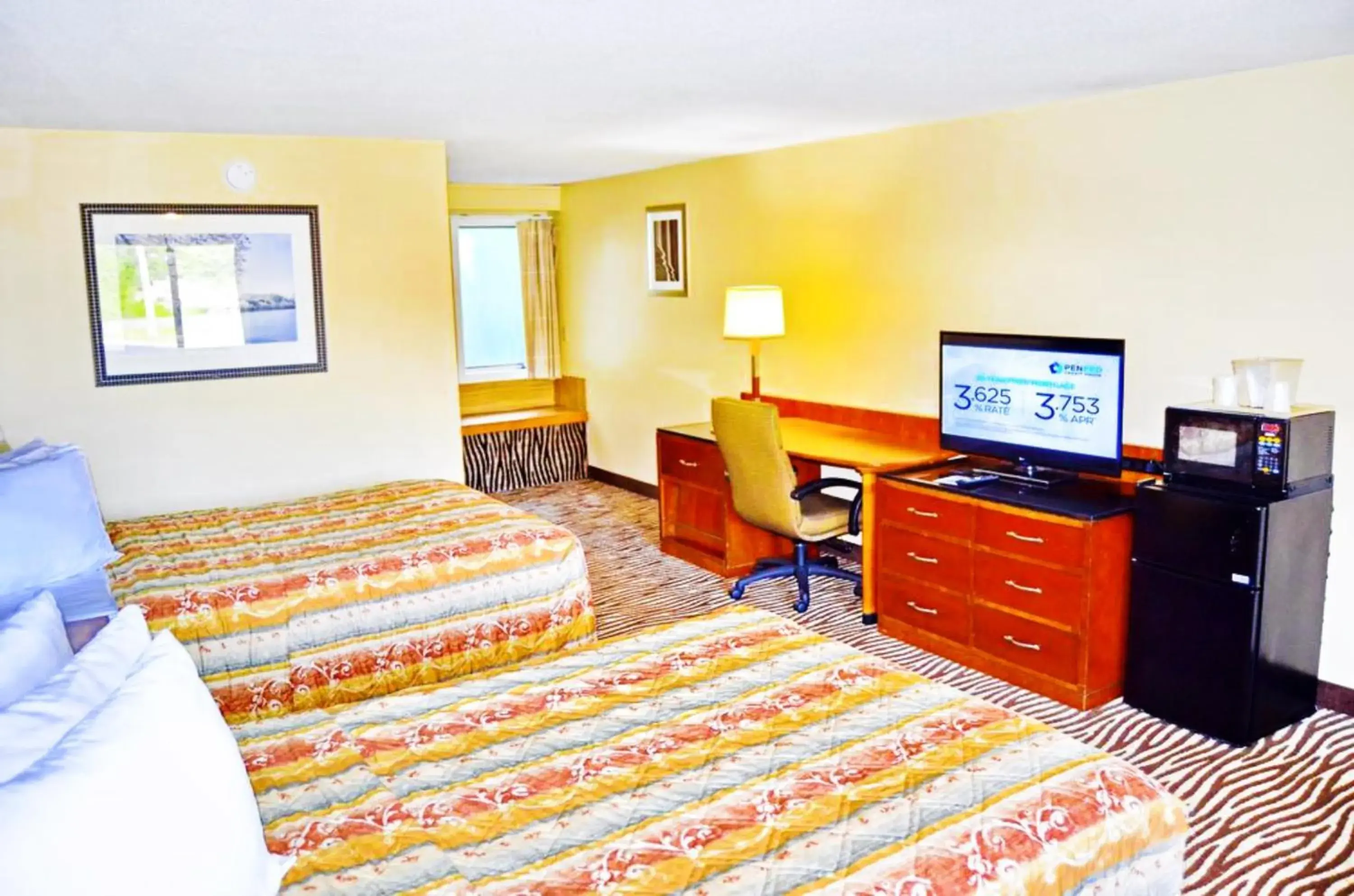 Communal lounge/ TV room, Bed in Flagship Inn & Suites Communal lounge/ TV room, Bed in Flagship Inn & Suites