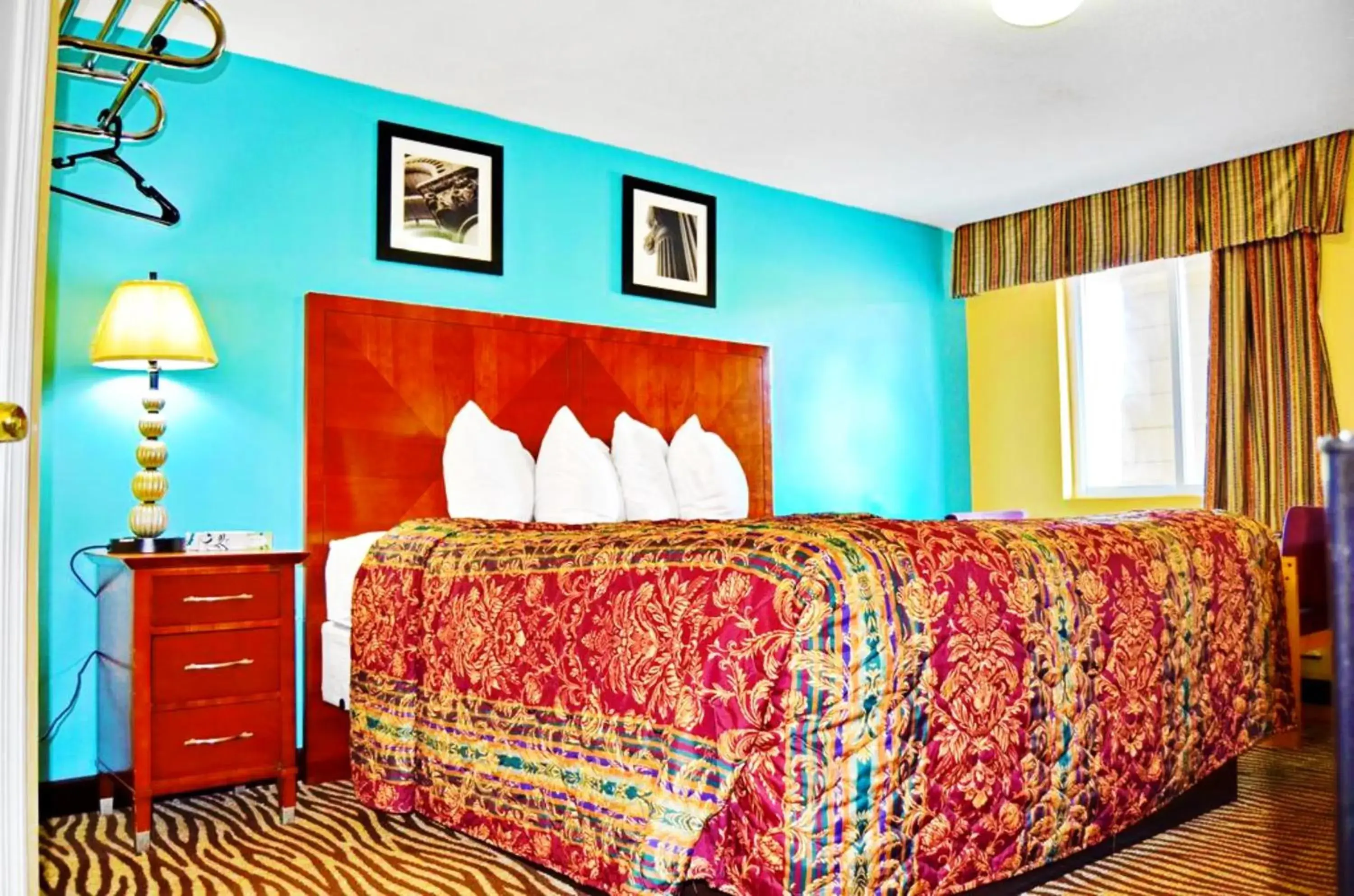 Bed in Flagship Inn & Suites Bed in Flagship Inn & Suites