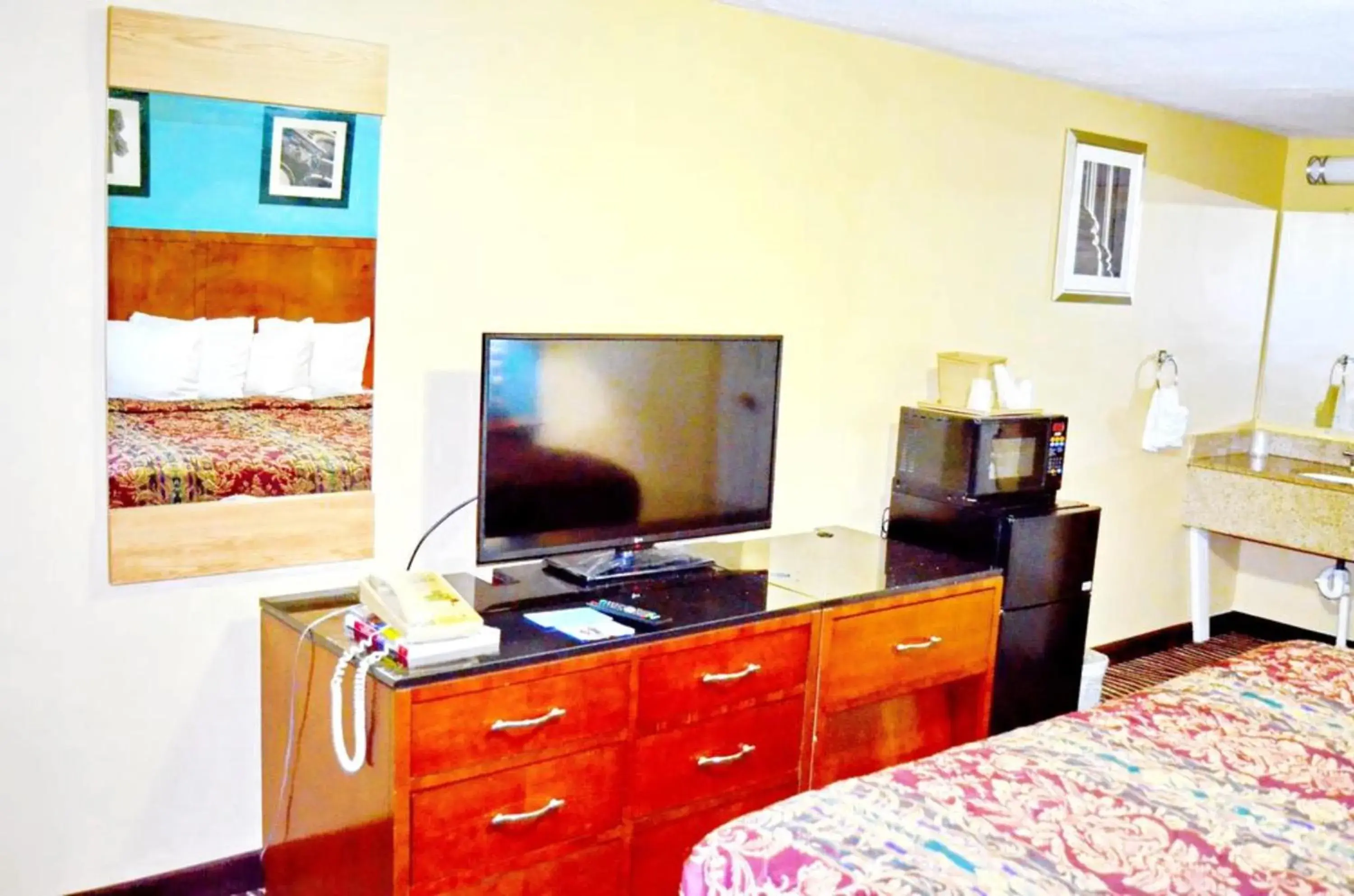 TV and multimedia, Bed in Flagship Inn & Suites TV and multimedia, Bed in Flagship Inn & Suites