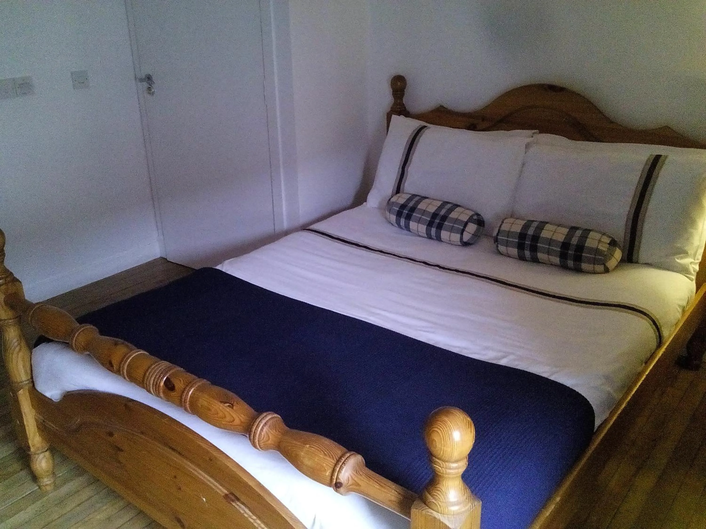 Double Room with Private Bathroom - single occupancy in Starfish Rooms