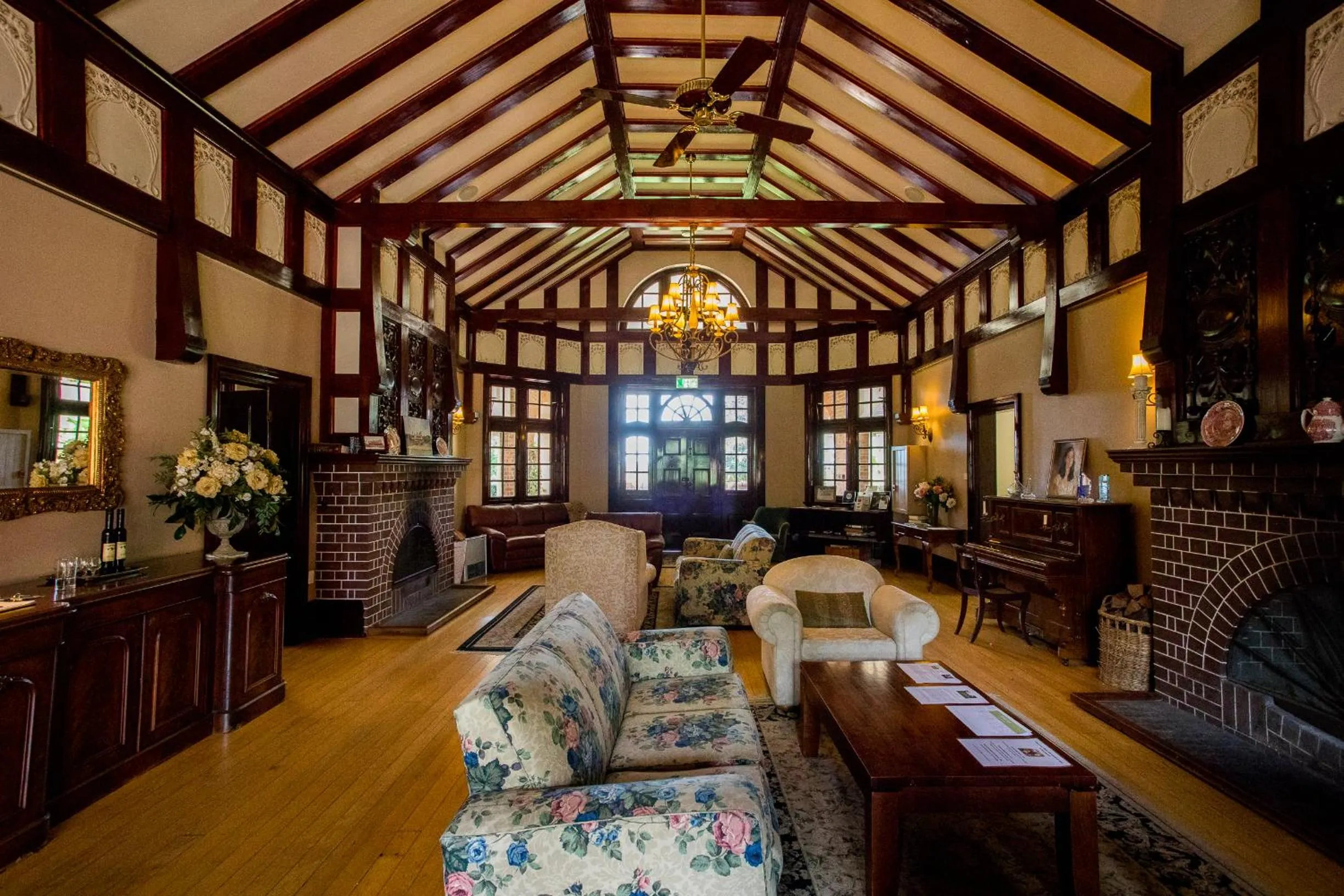 Communal lounge/ TV room in Petersons Armidale Winery and Guesthouse