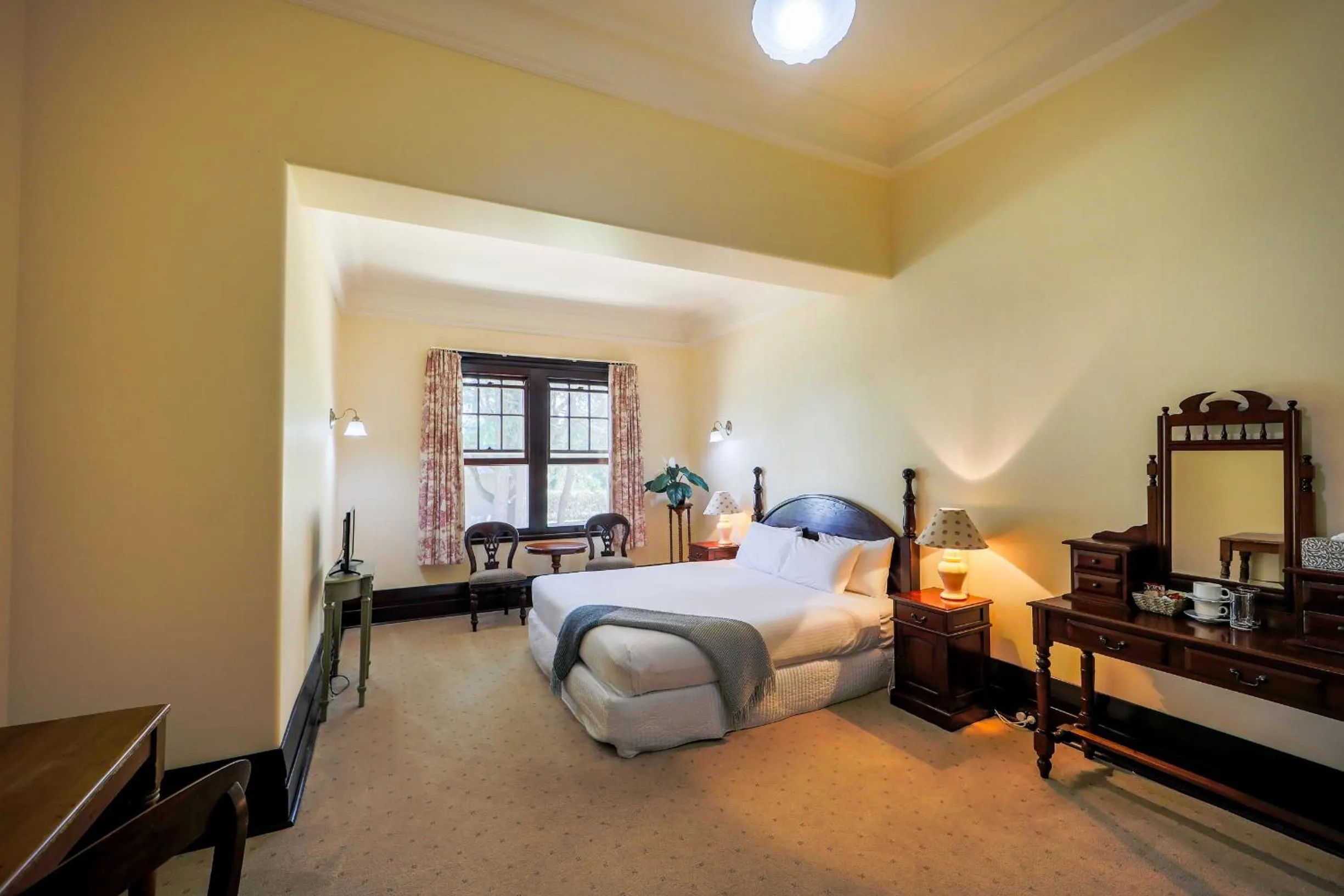 Bed in Petersons Armidale Winery and Guesthouse