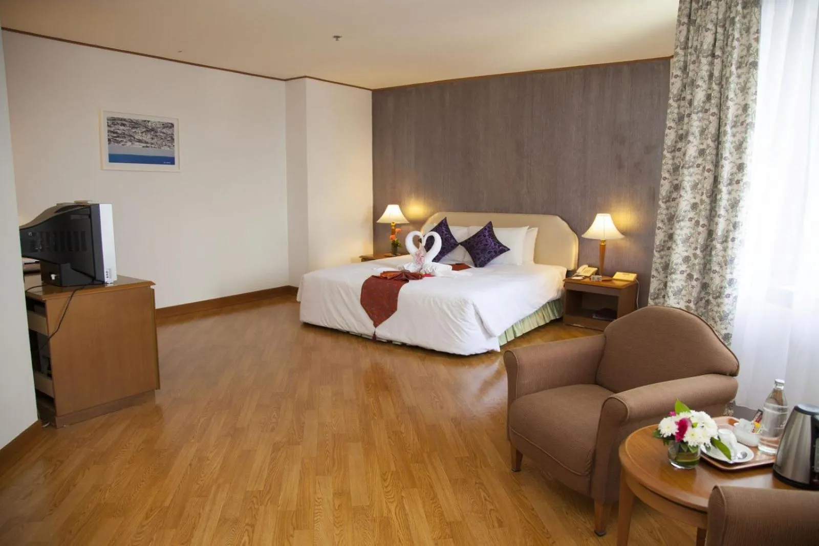 Bed in Thumrin Thana Hotel