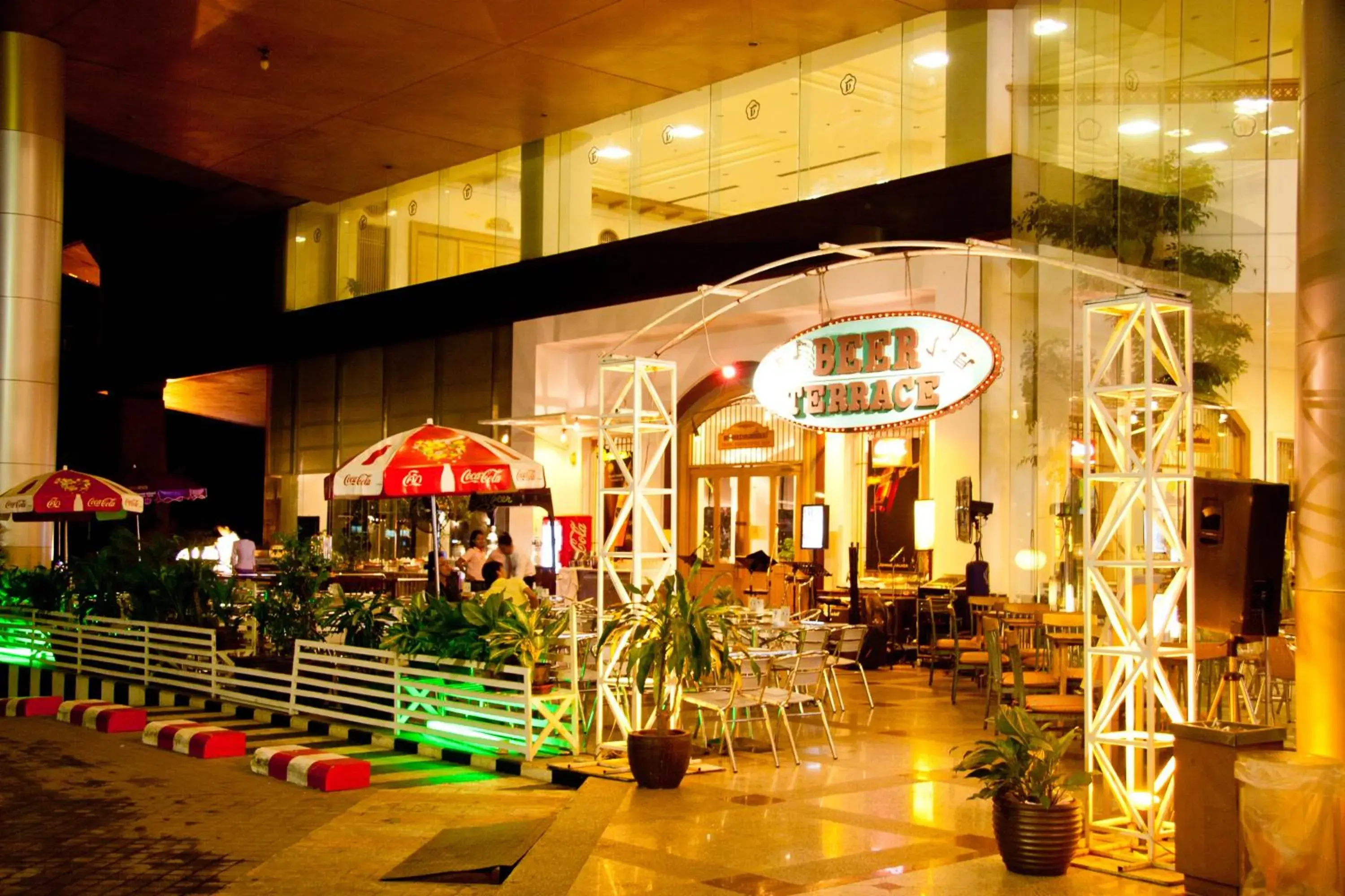 Property building in Thumrin Thana Hotel Property building in Thumrin Thana Hotel