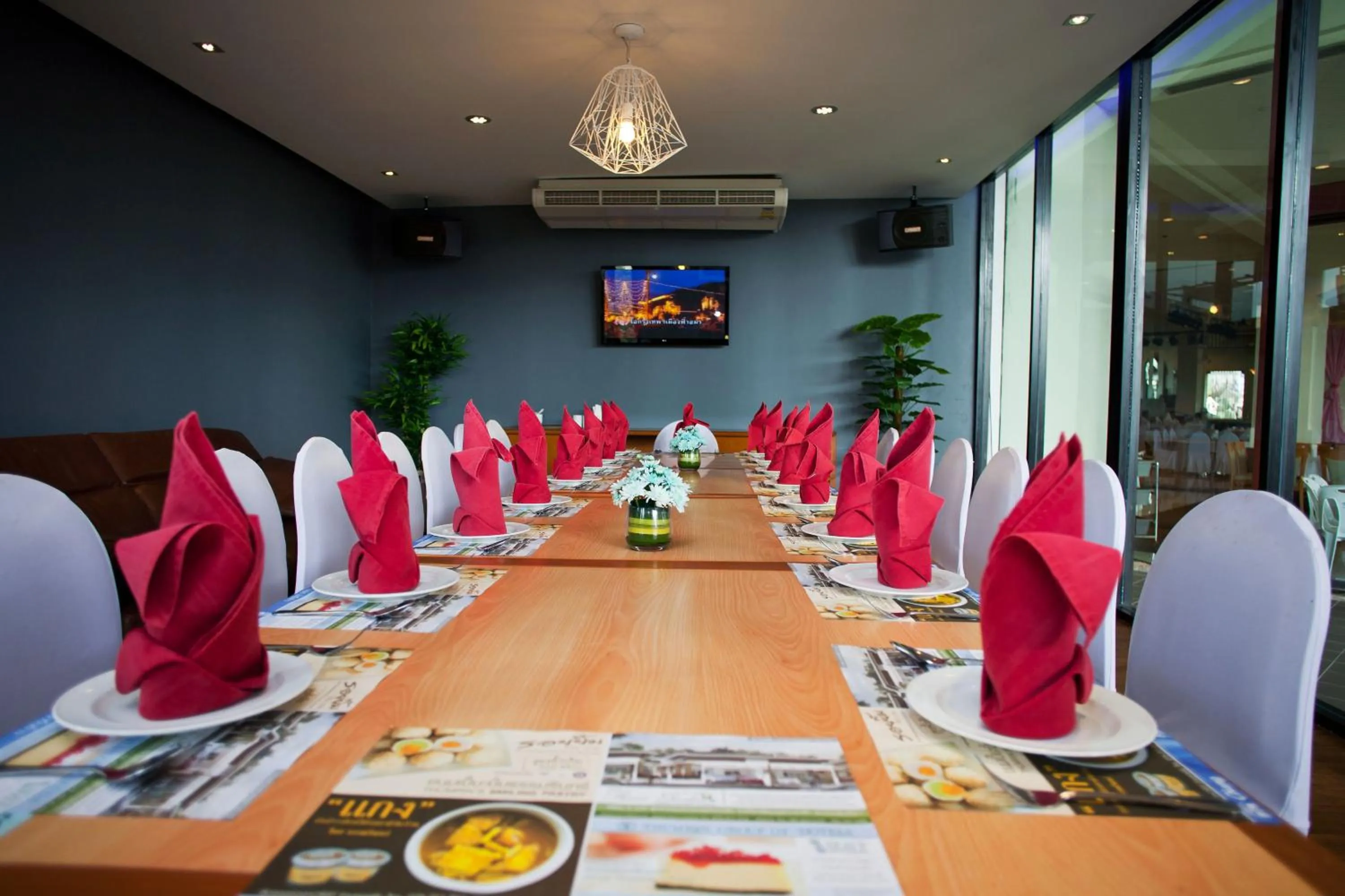 Restaurant/places to eat in Thumrin Thana Hotel