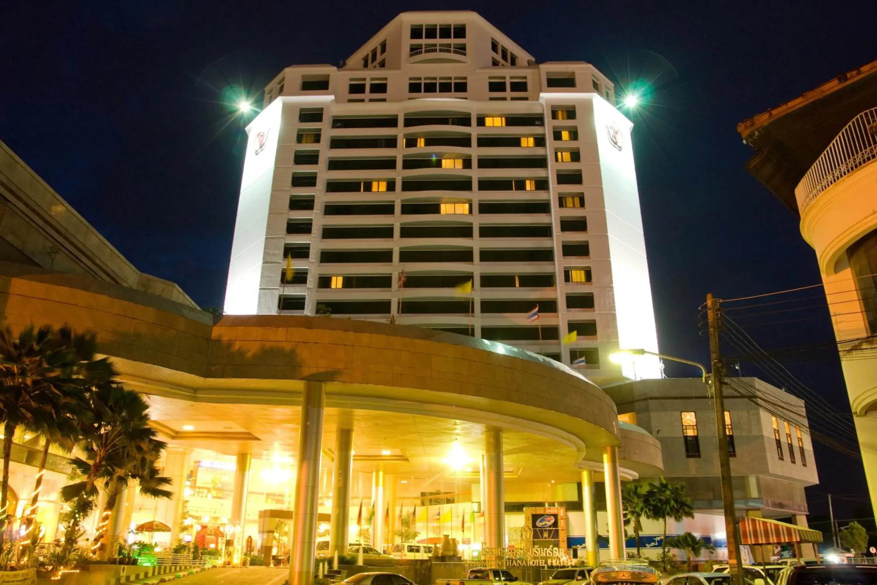 Property building in Thumrin Thana Hotel Property building in Thumrin Thana Hotel