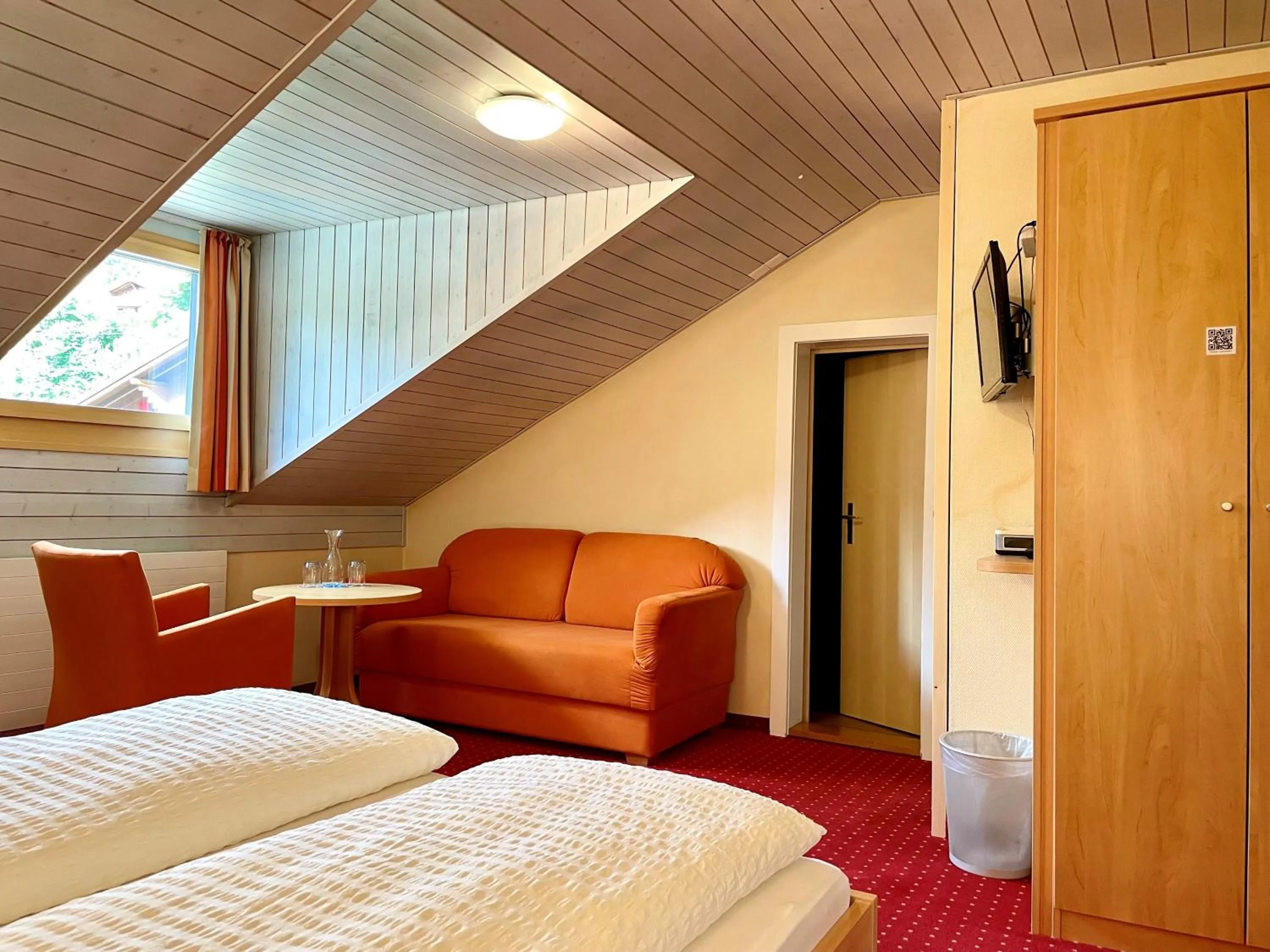 Photo of the whole room, Bed in Boutique und Bier Hotel des alpes