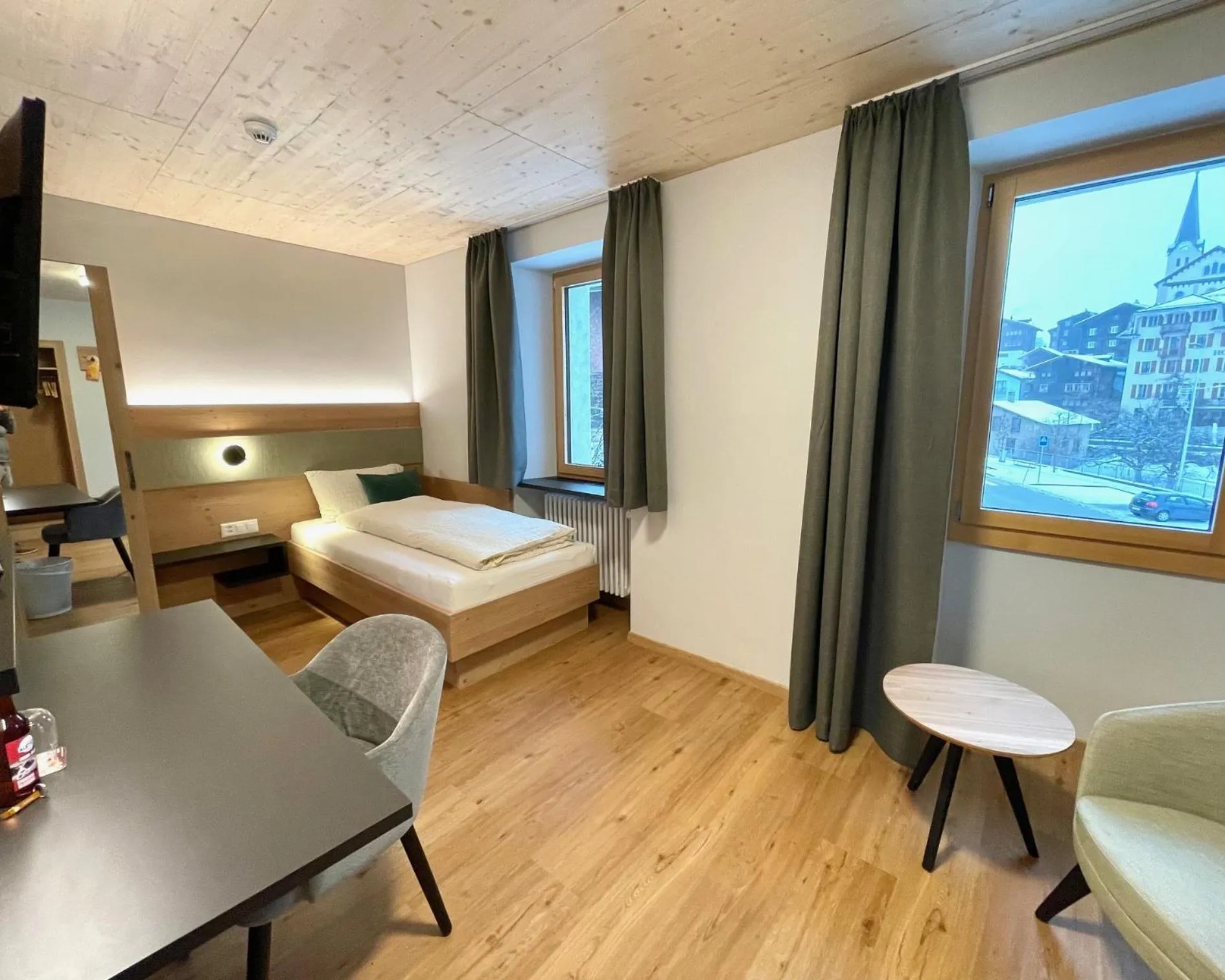 Photo of the whole room, Bed in Boutique und Bier Hotel des alpes