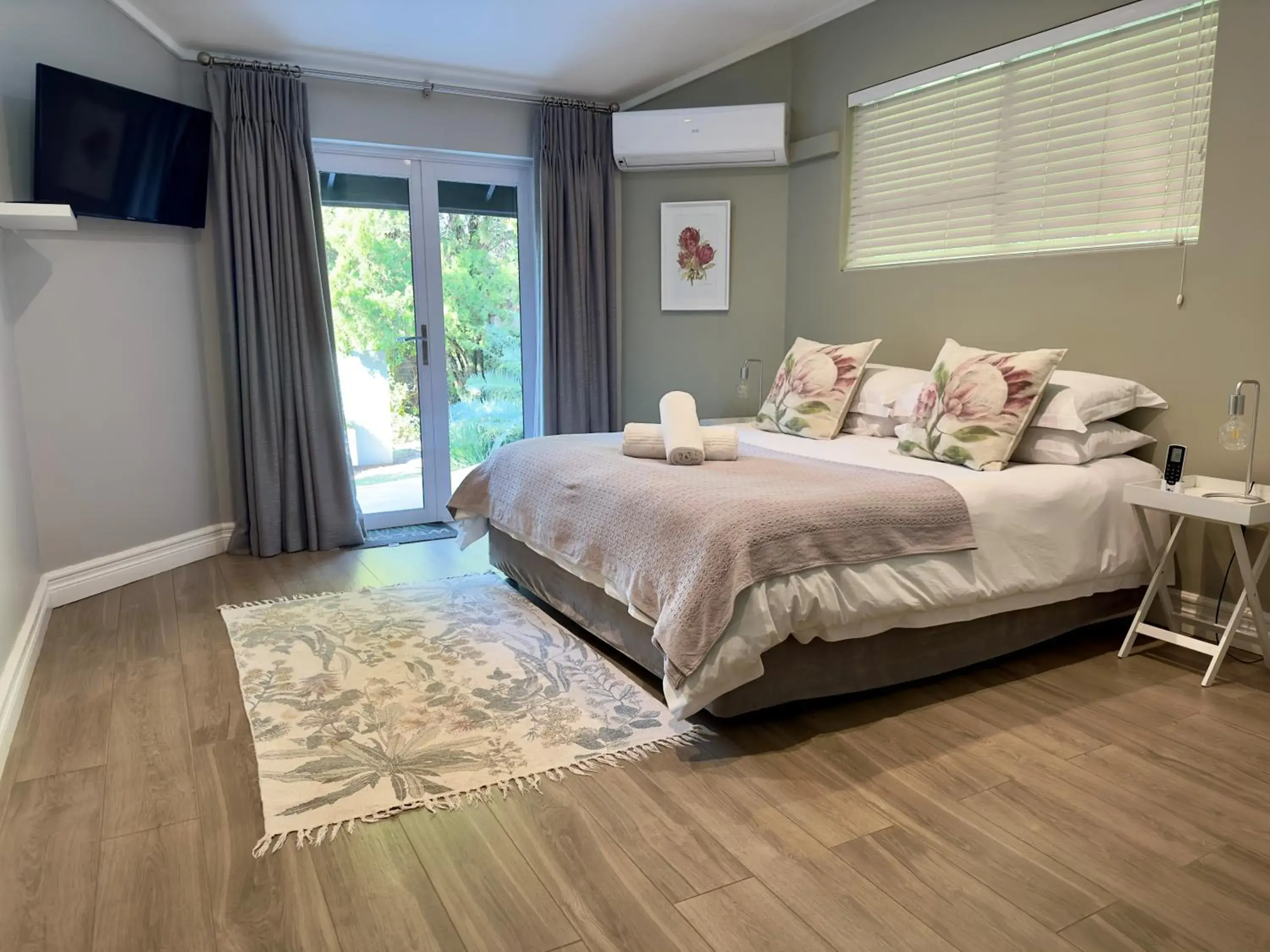 Deluxe Double or Twin Room with Garden View - single occupancy in Serene Place Guest House & Conference Venue AFFORDABLE LUXURY WITH BACKUP POWER Deluxe Double or Twin Room with Garden View - single occupancy in Serene Place Guest House & Conference Venue AFFORDABLE LUXURY WITH BACKUP POWER