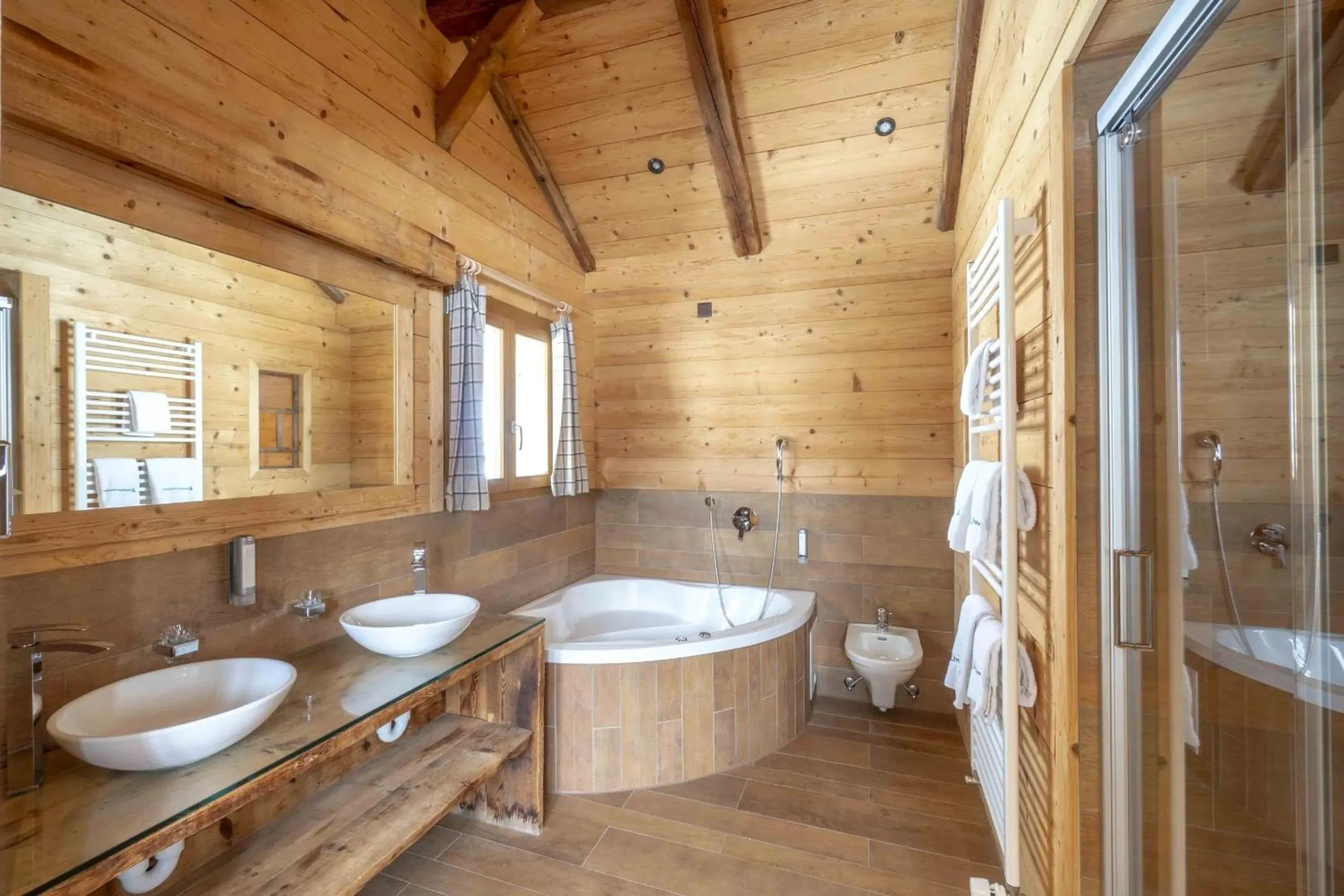 Photo of the whole room in Waldhotel Doldenhorn