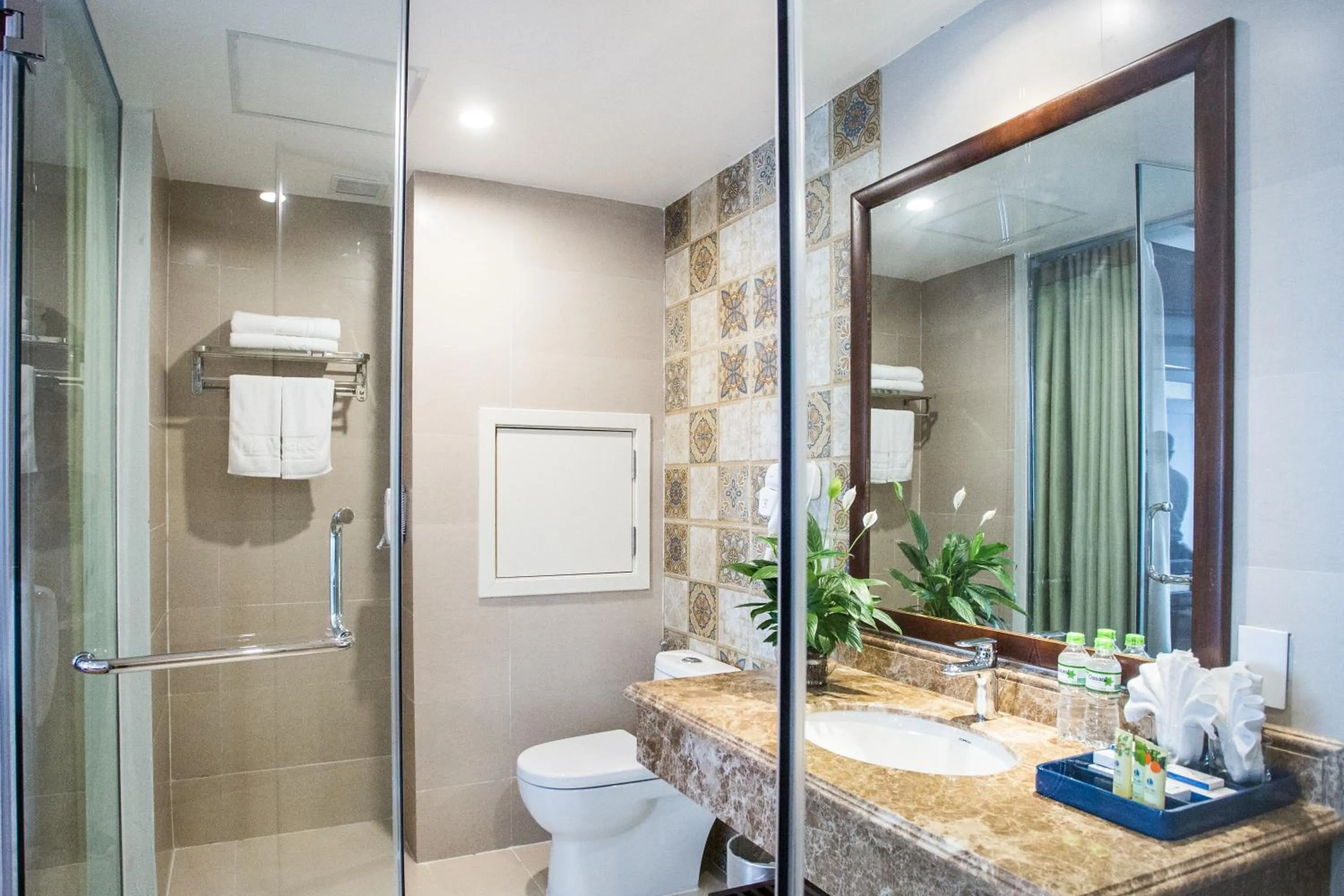 Toilet in Song Loc Luxury Hotel