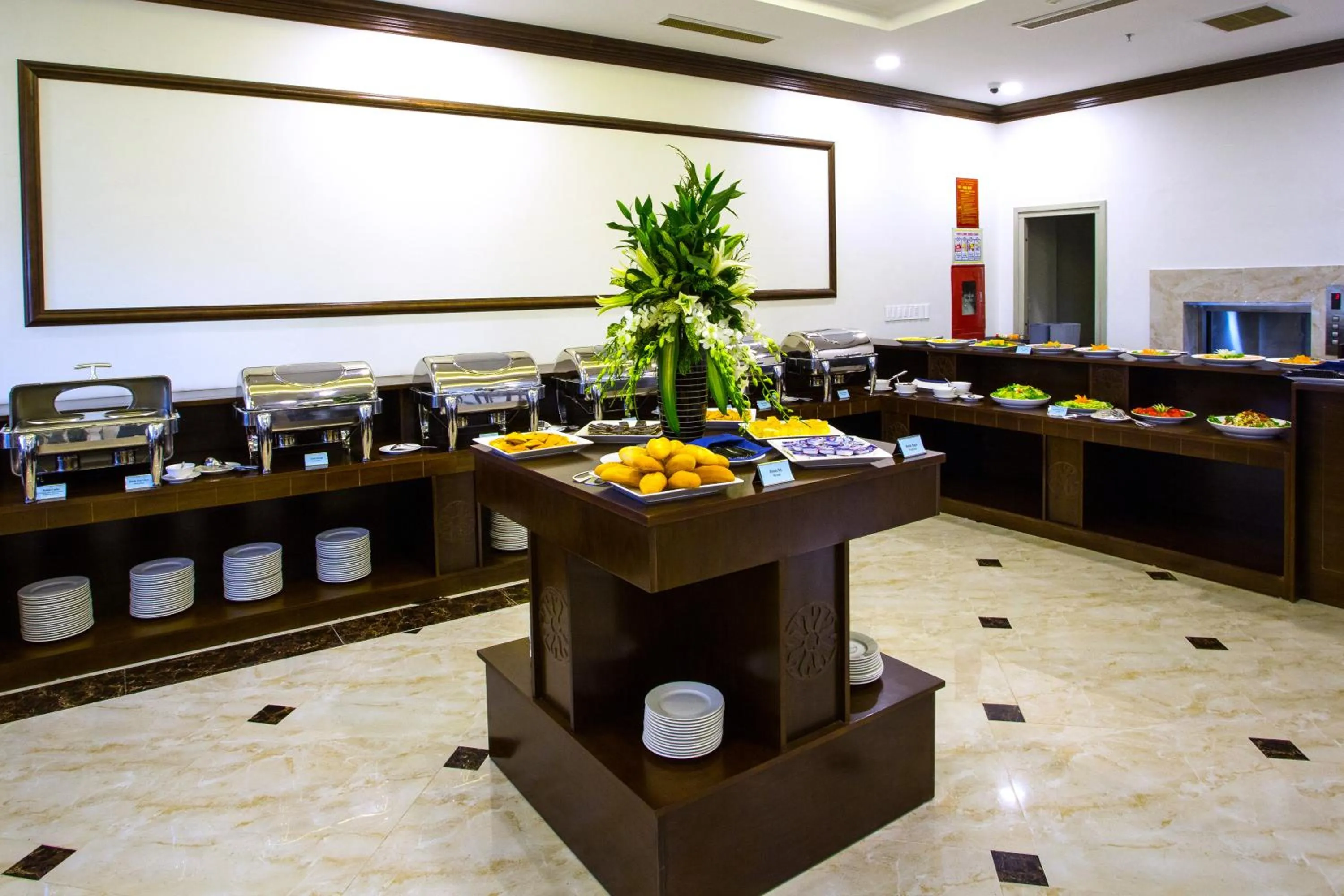 Restaurant/places to eat in Song Loc Luxury Hotel