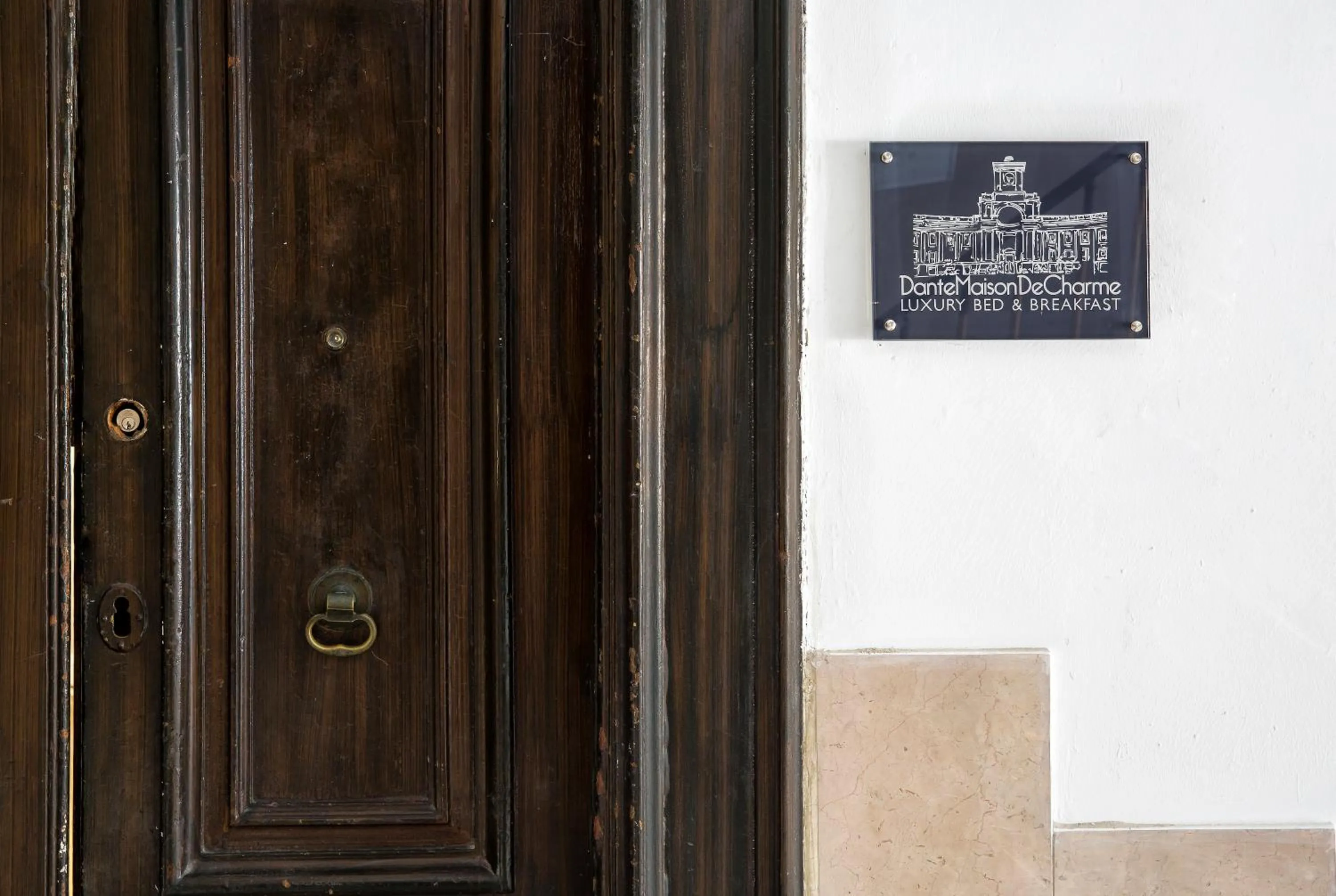 Facade/entrance in Dante Maison de Charme