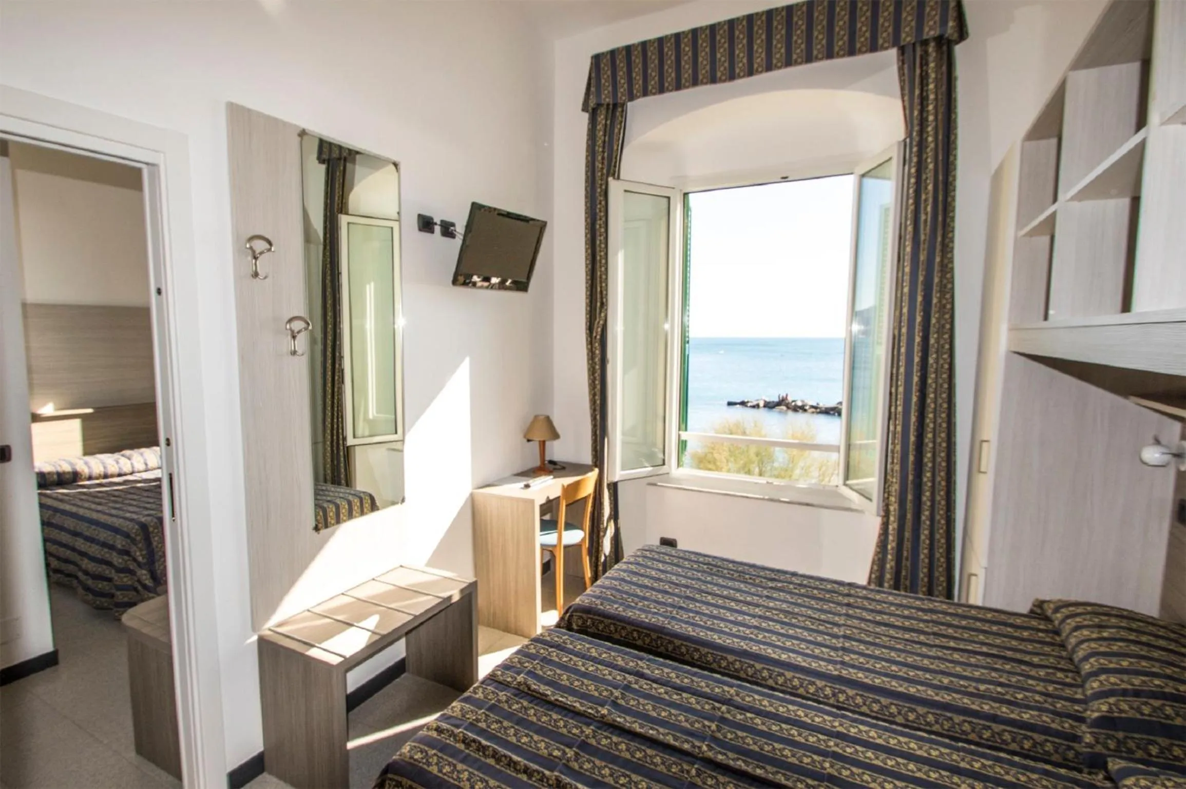 Day, Bed in Hotel Baia