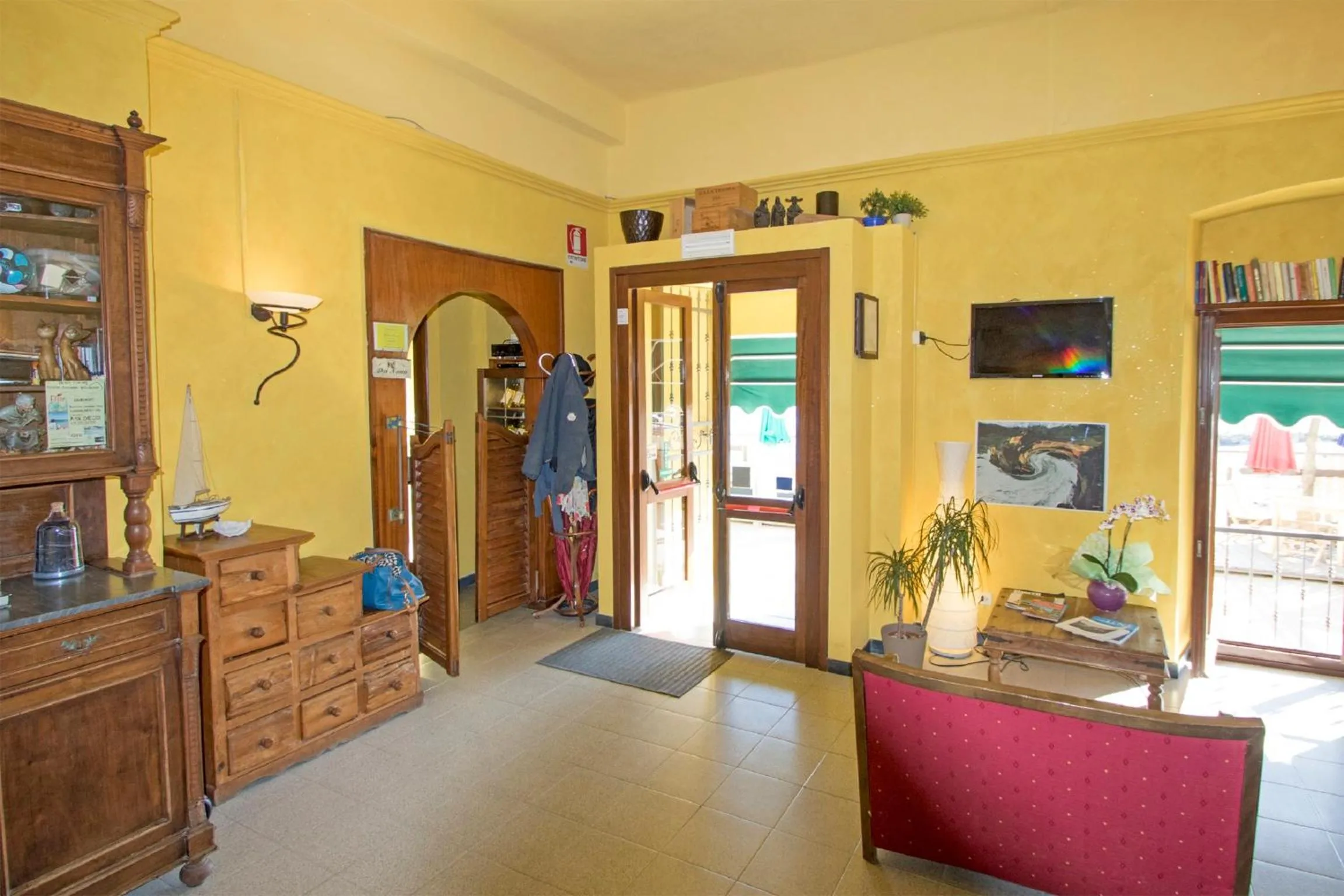 Communal lounge/ TV room in Hotel Baia