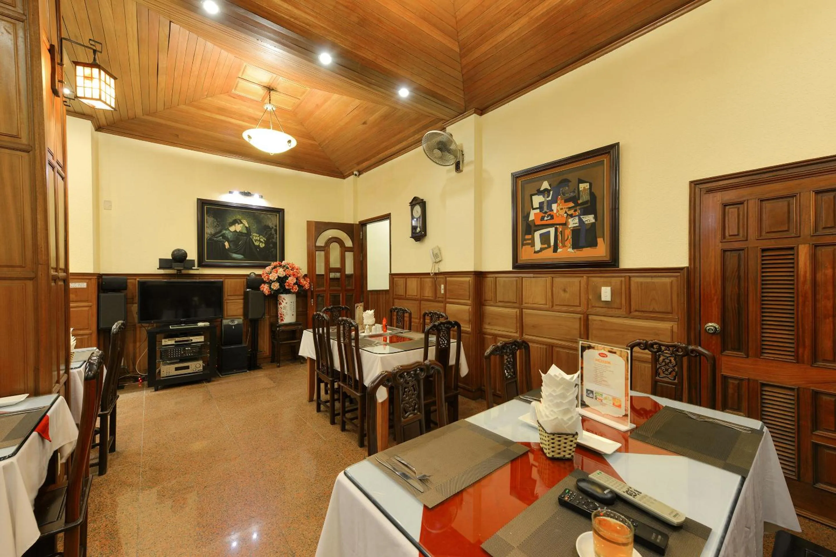 Restaurant/places to eat in Lucky 2 Hotel & Travel