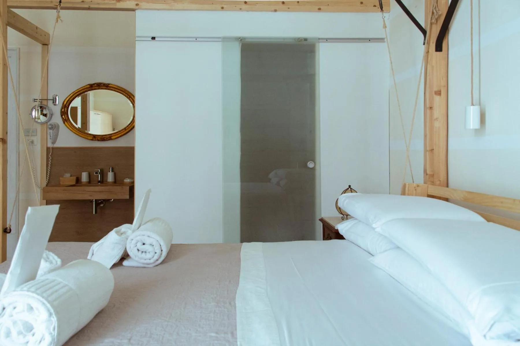 Bathroom, Bed in Artisan Maison Palermo