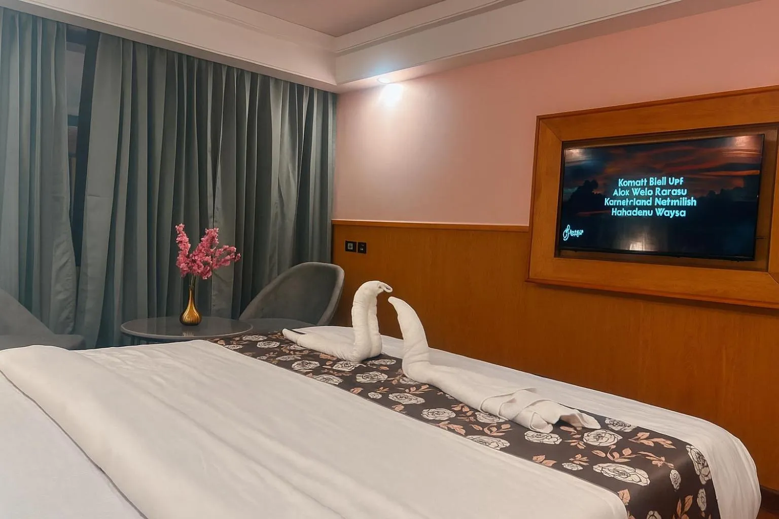 Bed in Dee Marks Airport Hotel & Resorts