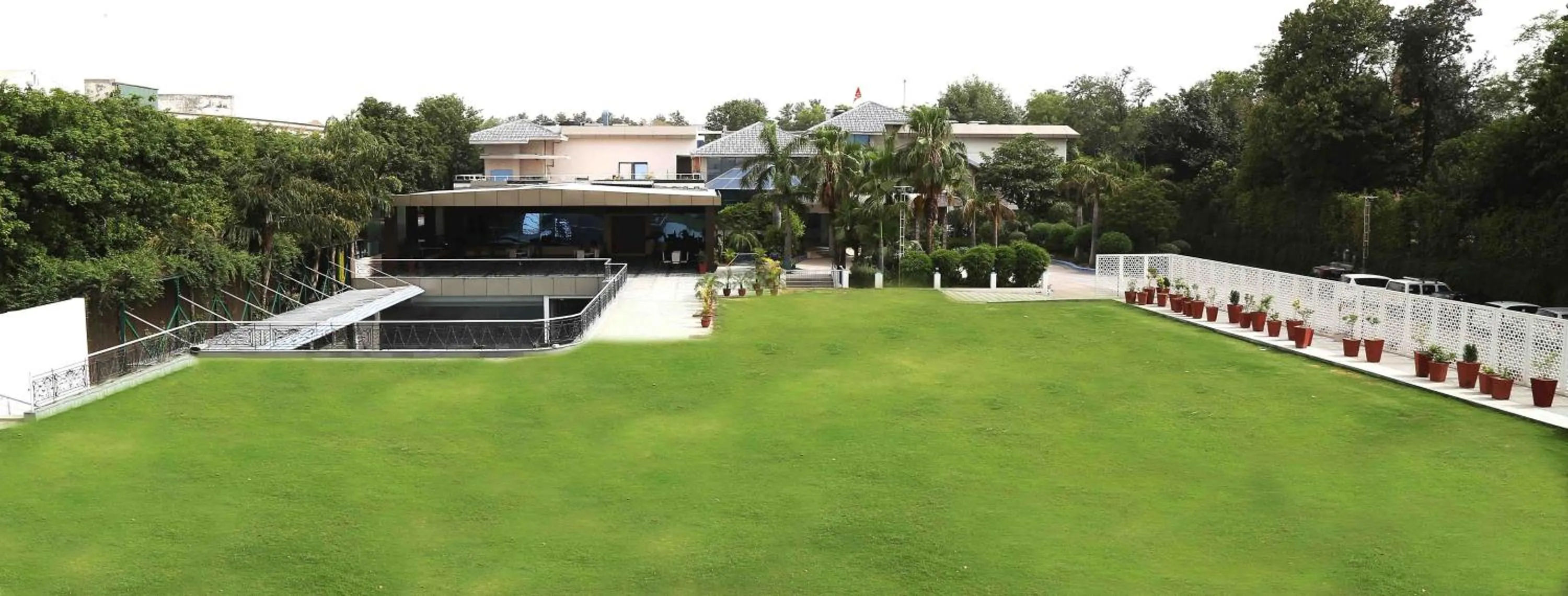 Garden in Dee Marks Airport Hotel & Resorts