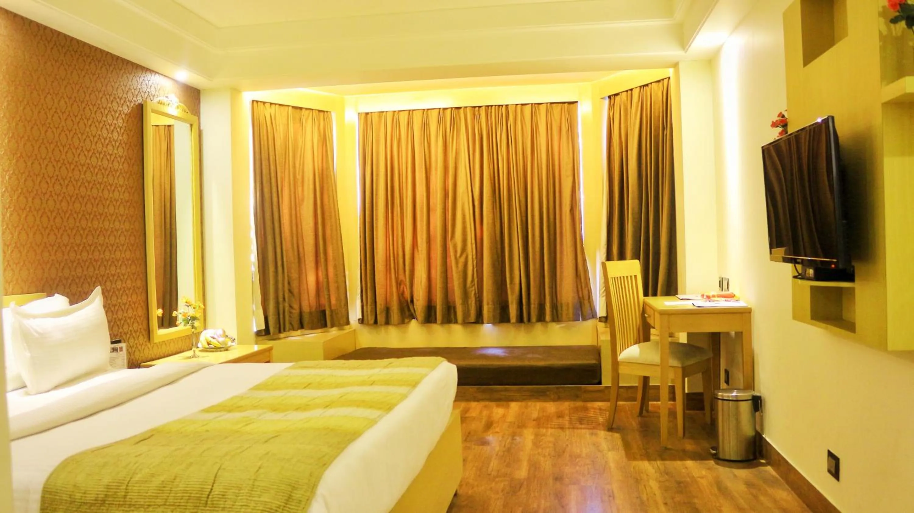 Photo of the whole room, Bed in Dee Marks Airport Hotel & Resorts