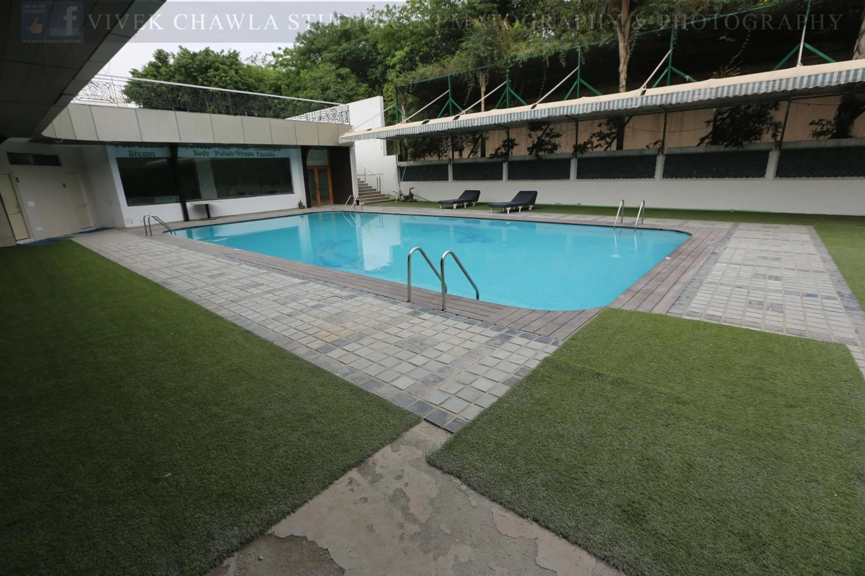 Swimming pool in Dee Marks Airport Hotel & Resorts
