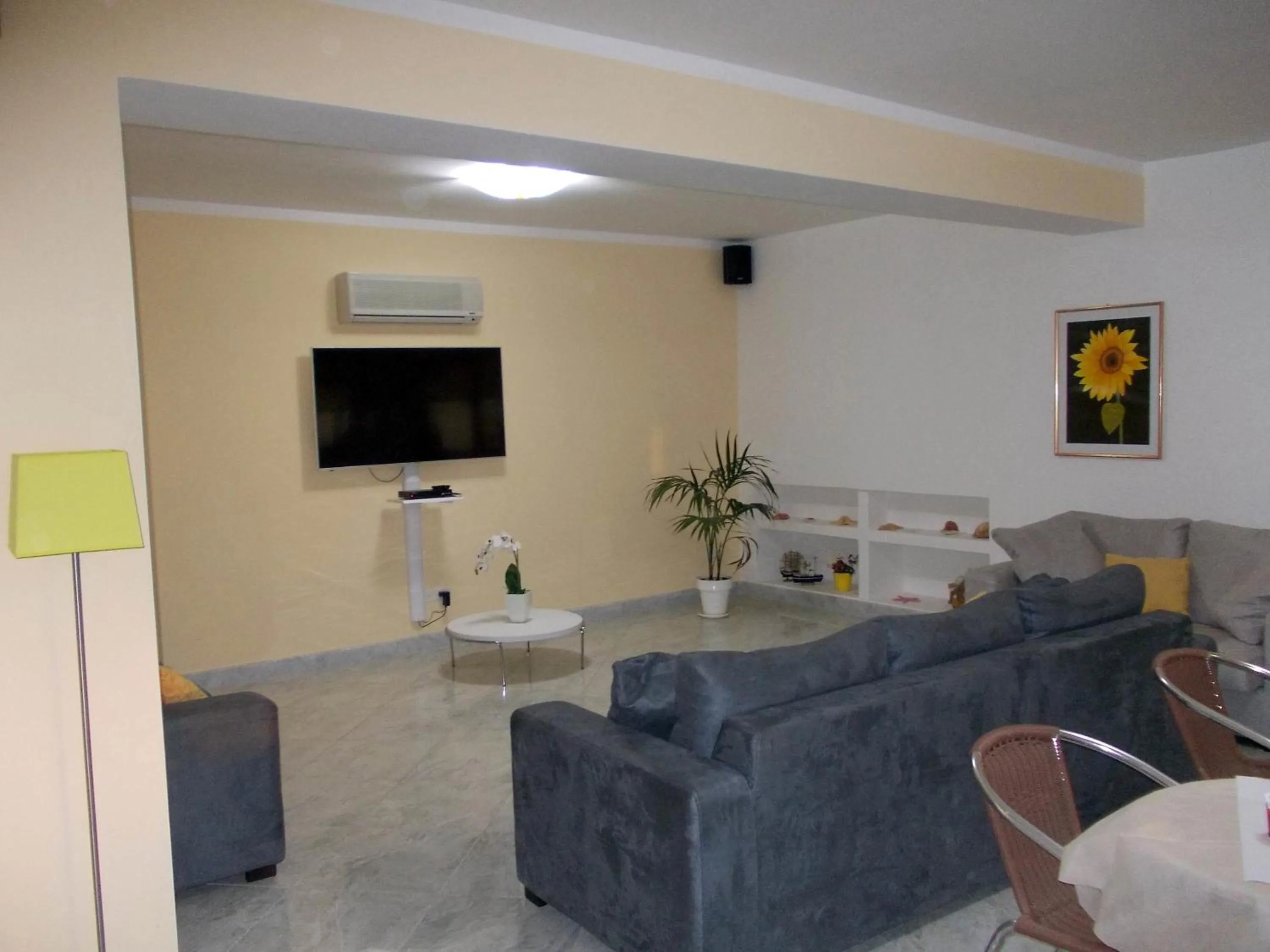 Communal lounge/ TV room in Hotel Solaria
