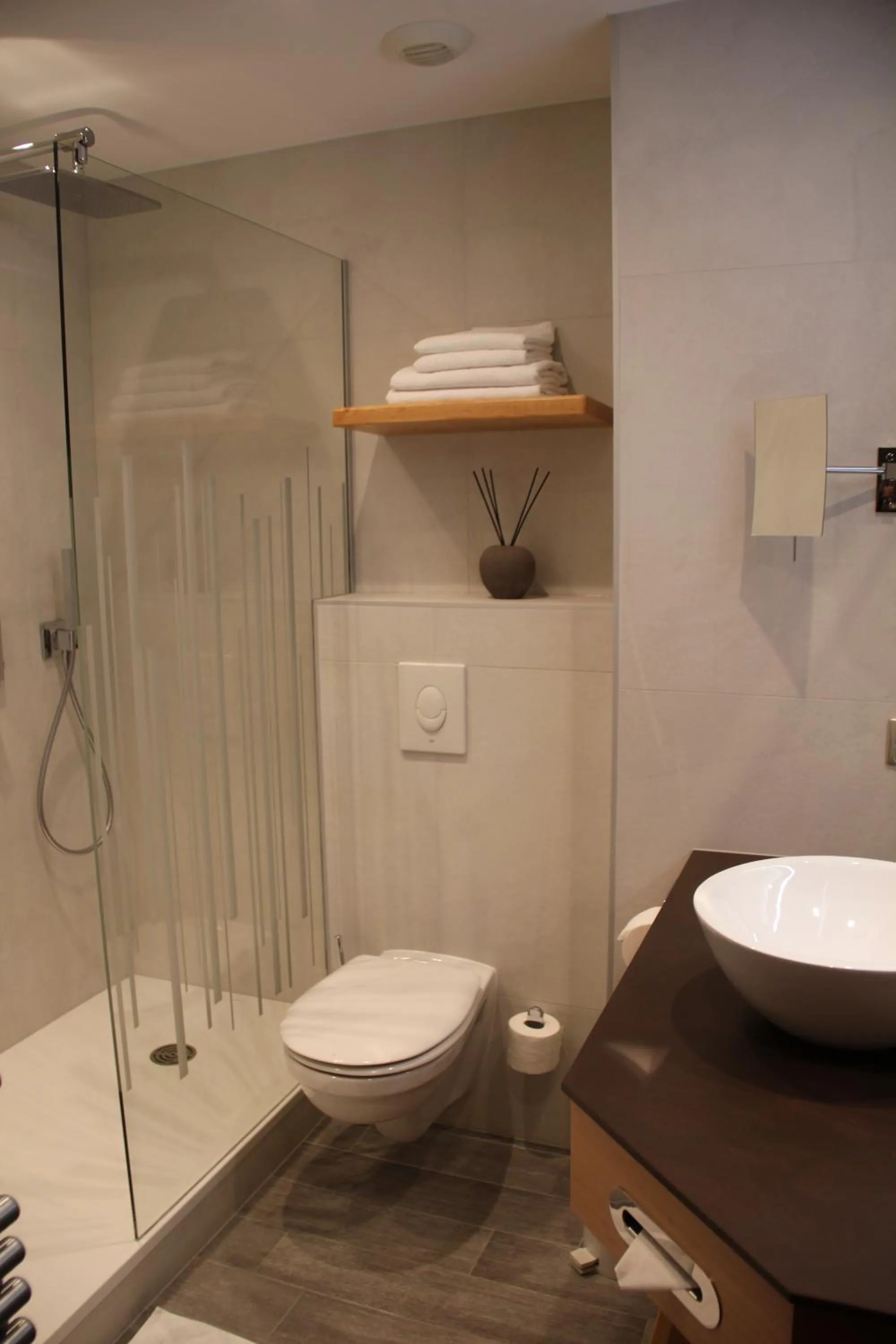 Shower in Hotel Spa Restaurant Domaine du Moulin