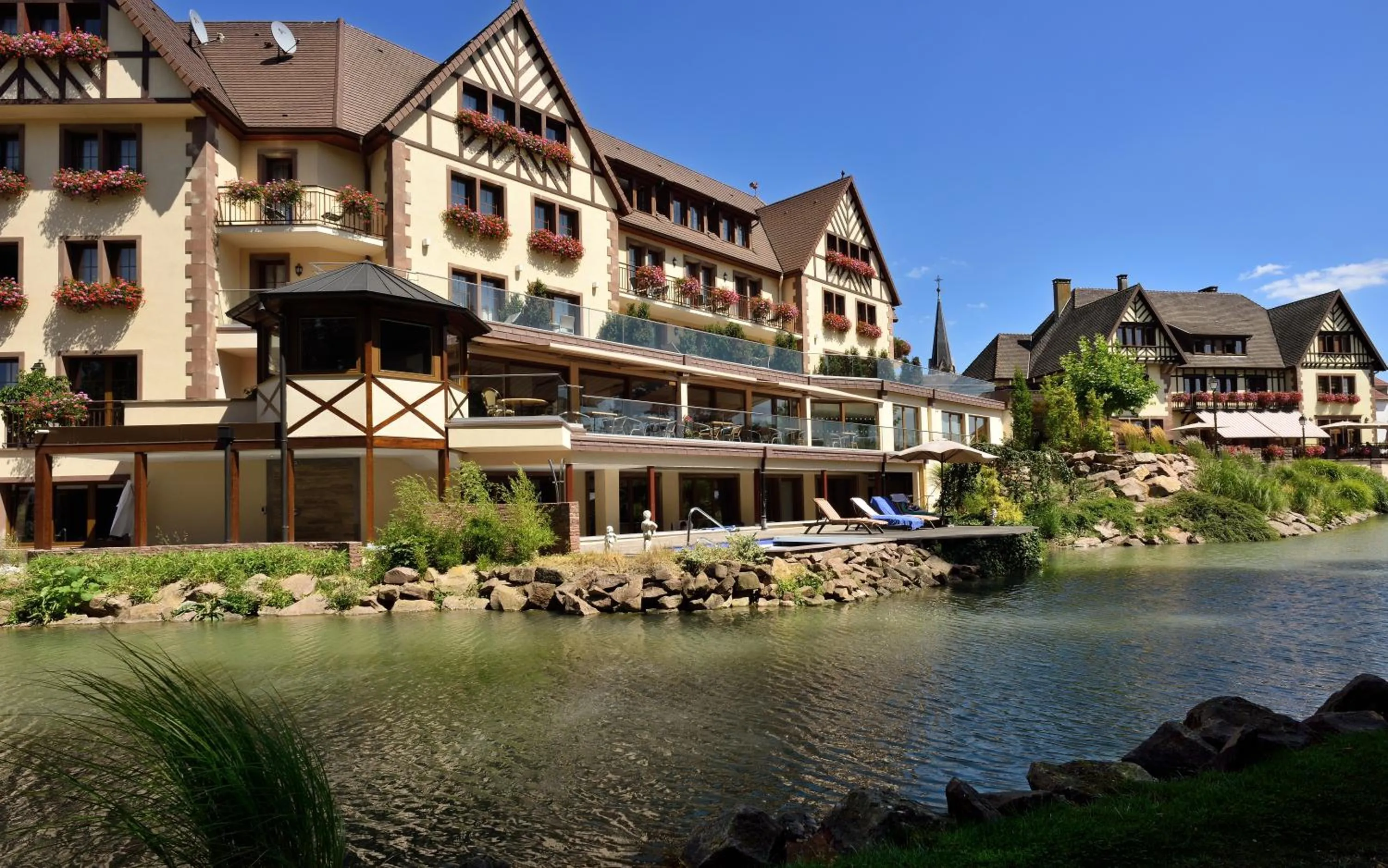 Property building in Hotel Spa Restaurant Domaine du Moulin