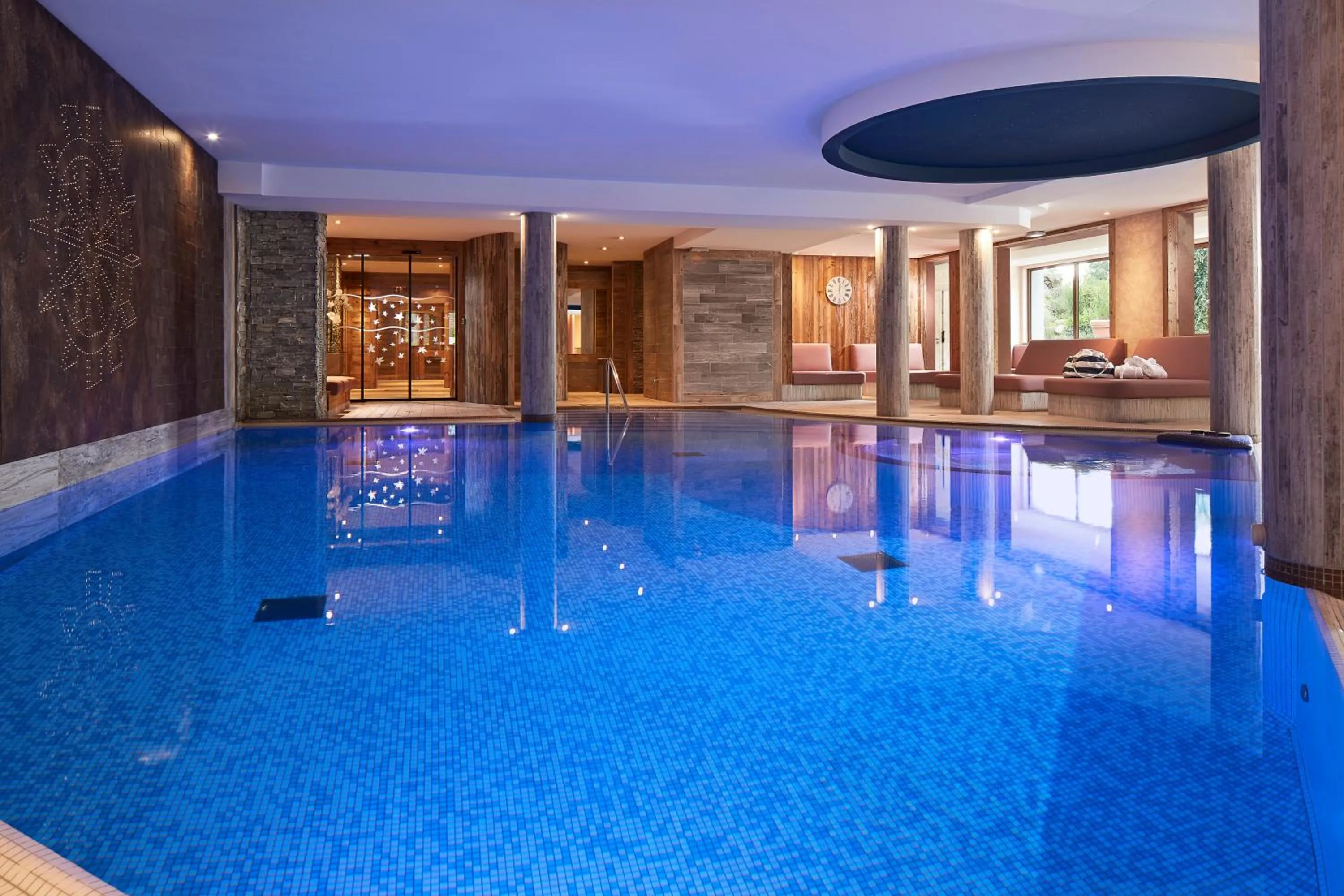 Pool view in Hotel Spa Restaurant Domaine du Moulin