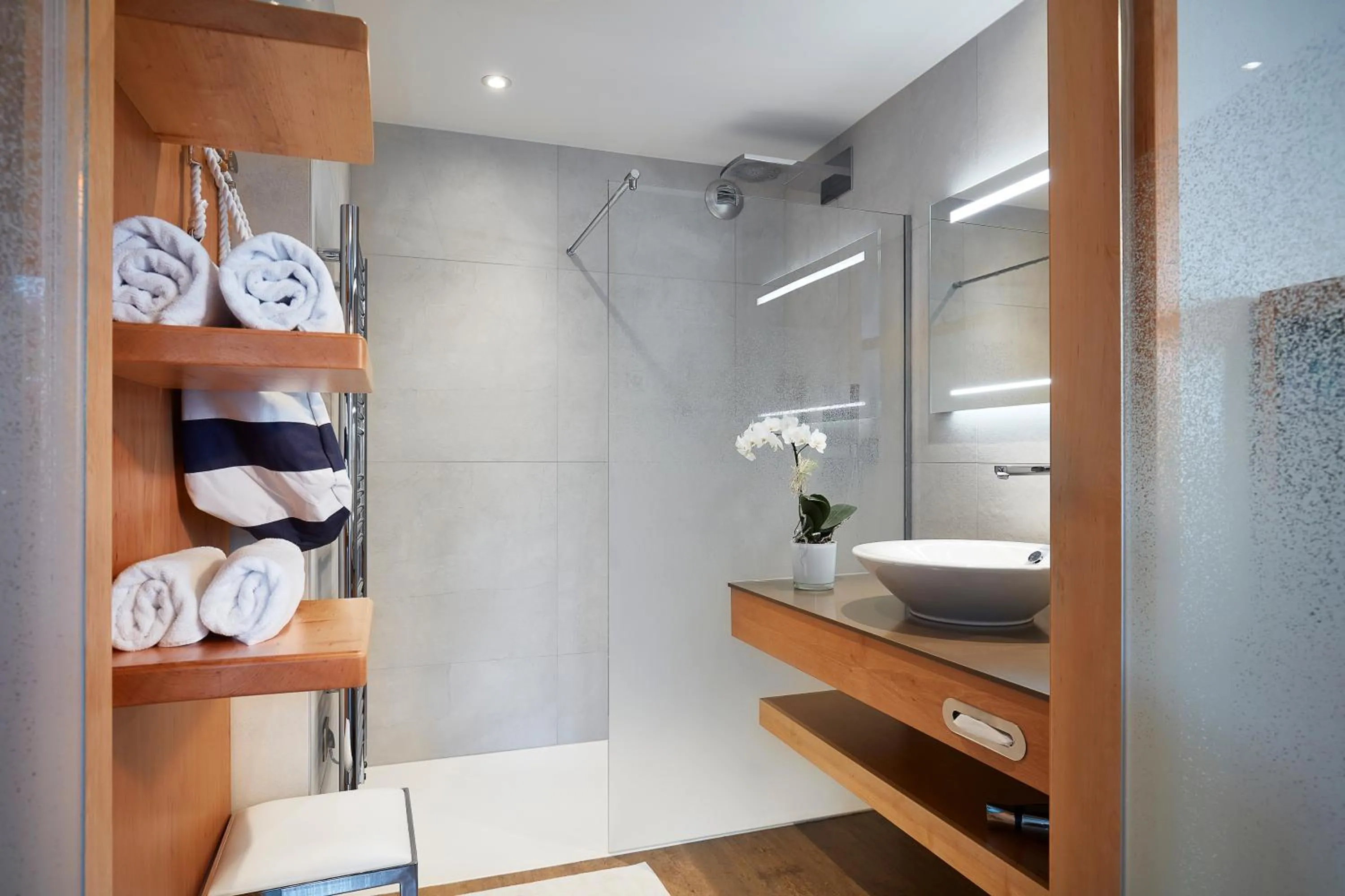 Shower in Hotel Spa Restaurant Domaine du Moulin