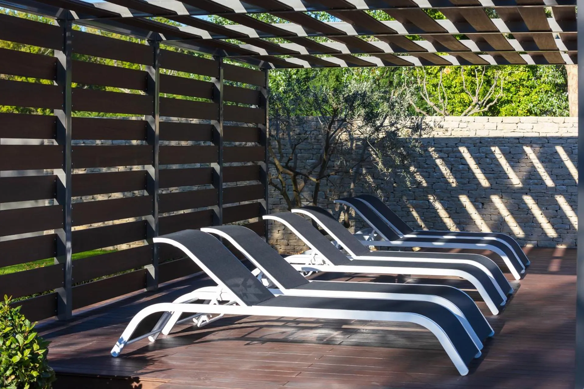 Swimming pool in Hôtel Carcarille Restaurant Le C