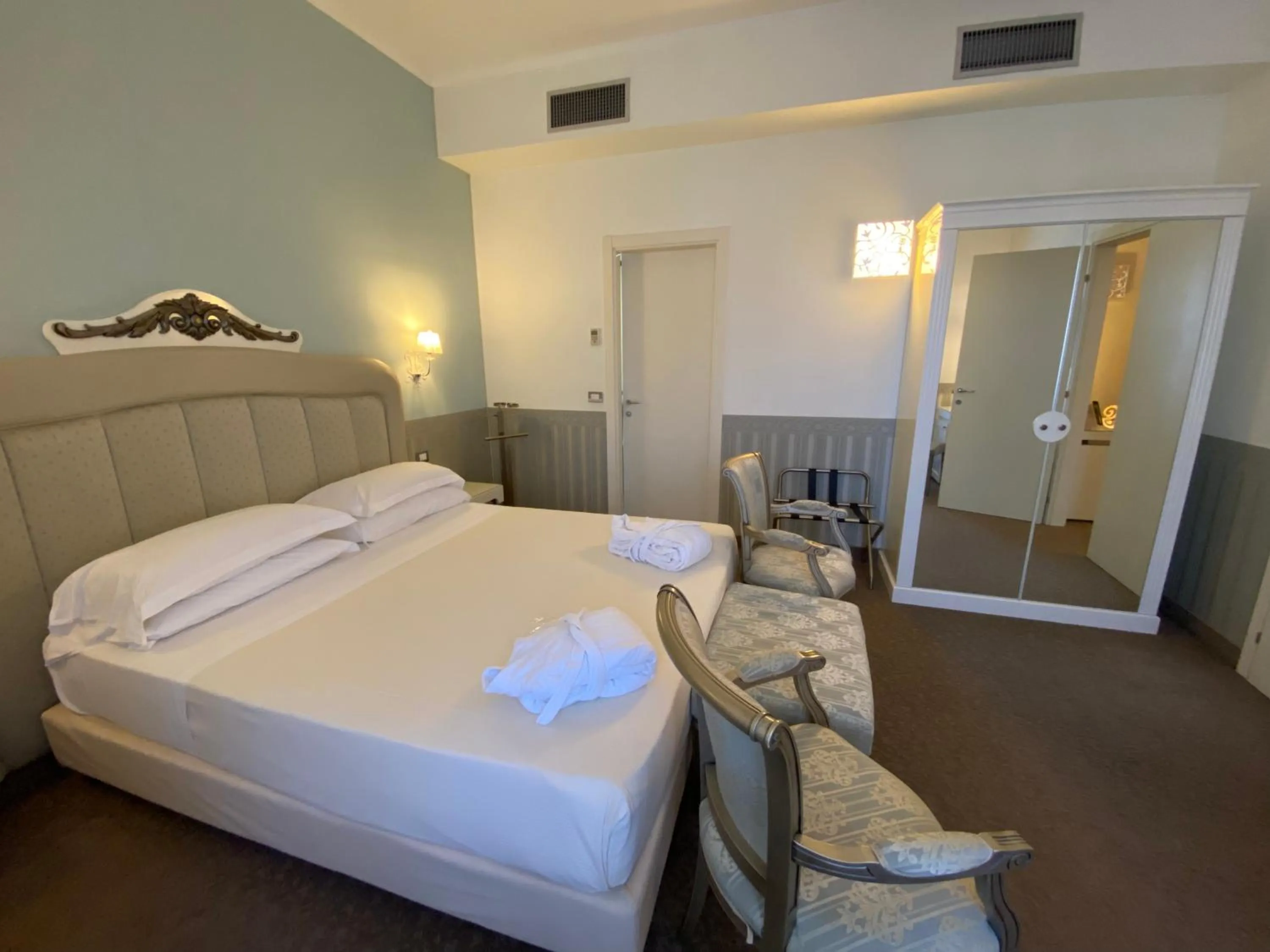 Bed in JR Hotels Oriente Bari