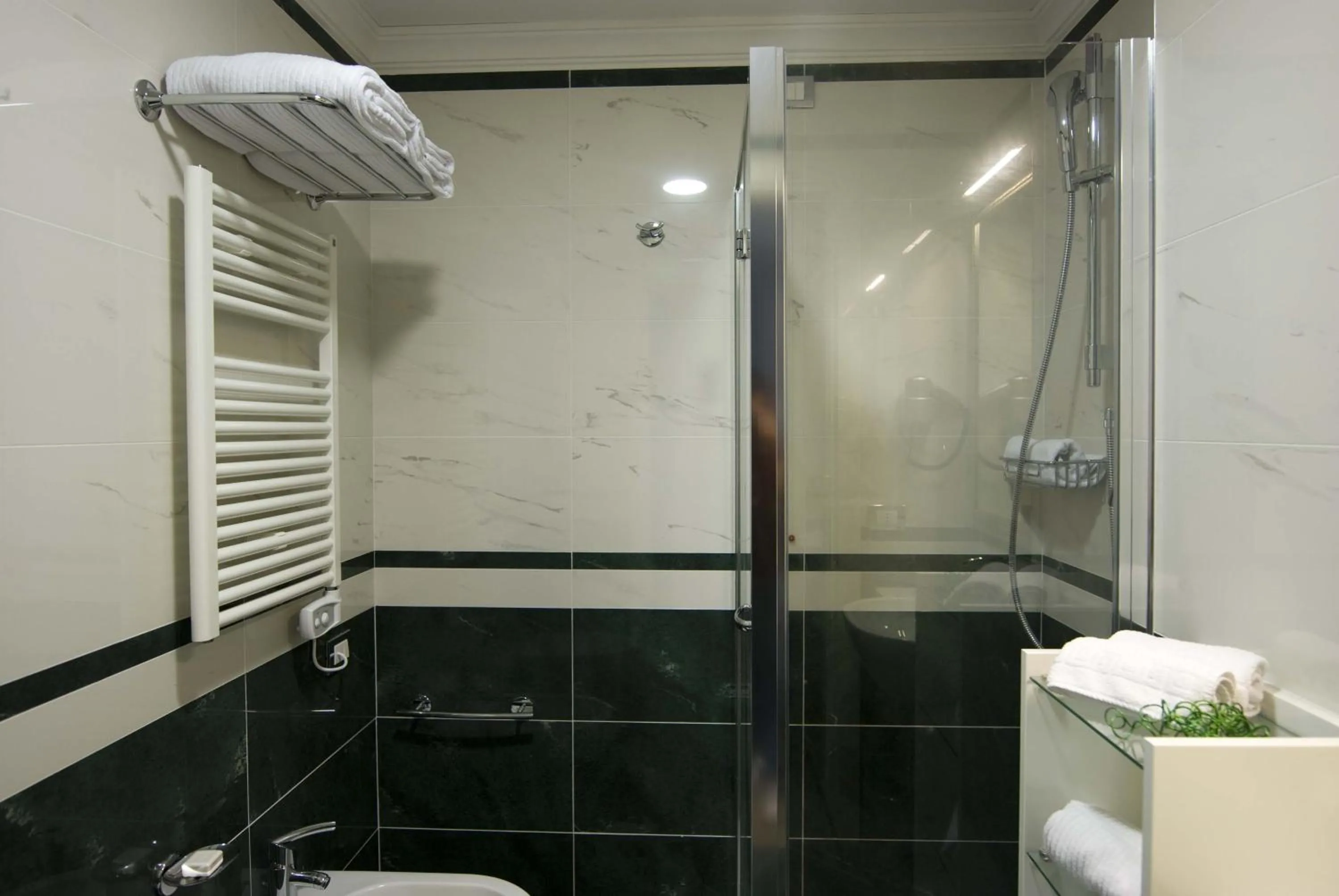 Shower in JR Hotels Oriente Bari