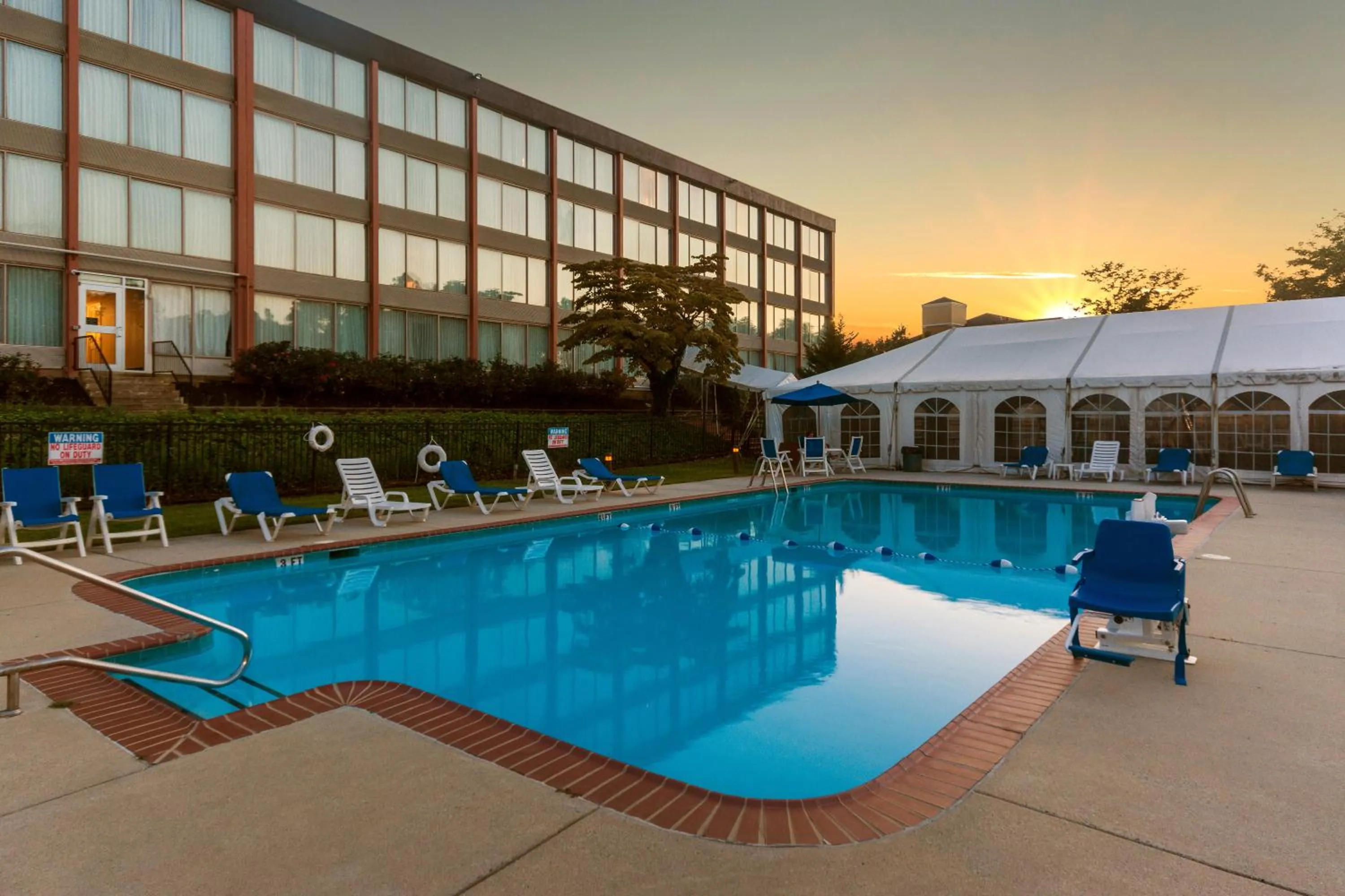 Swimming pool in Chester Hotel and Conference Center