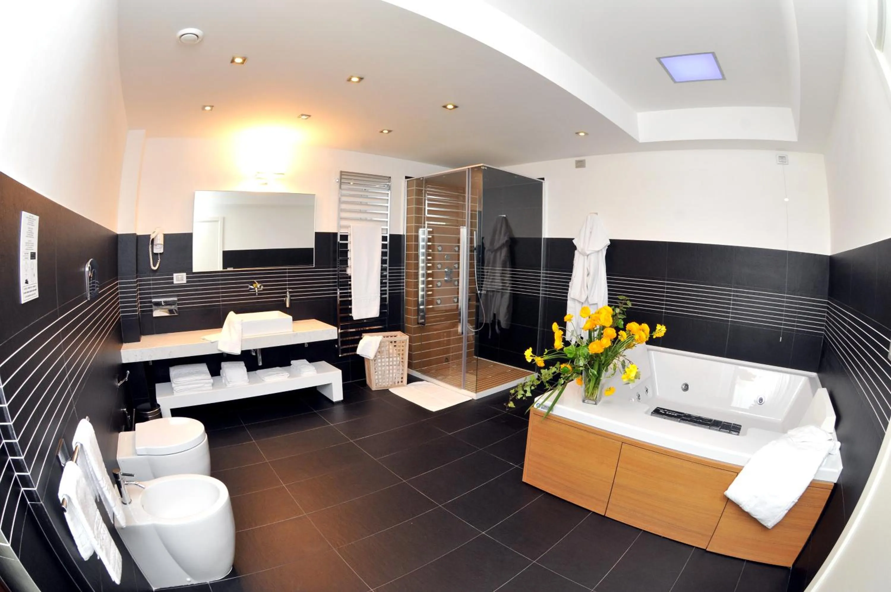 Bathroom, Bed in Hotel Monte Sarago